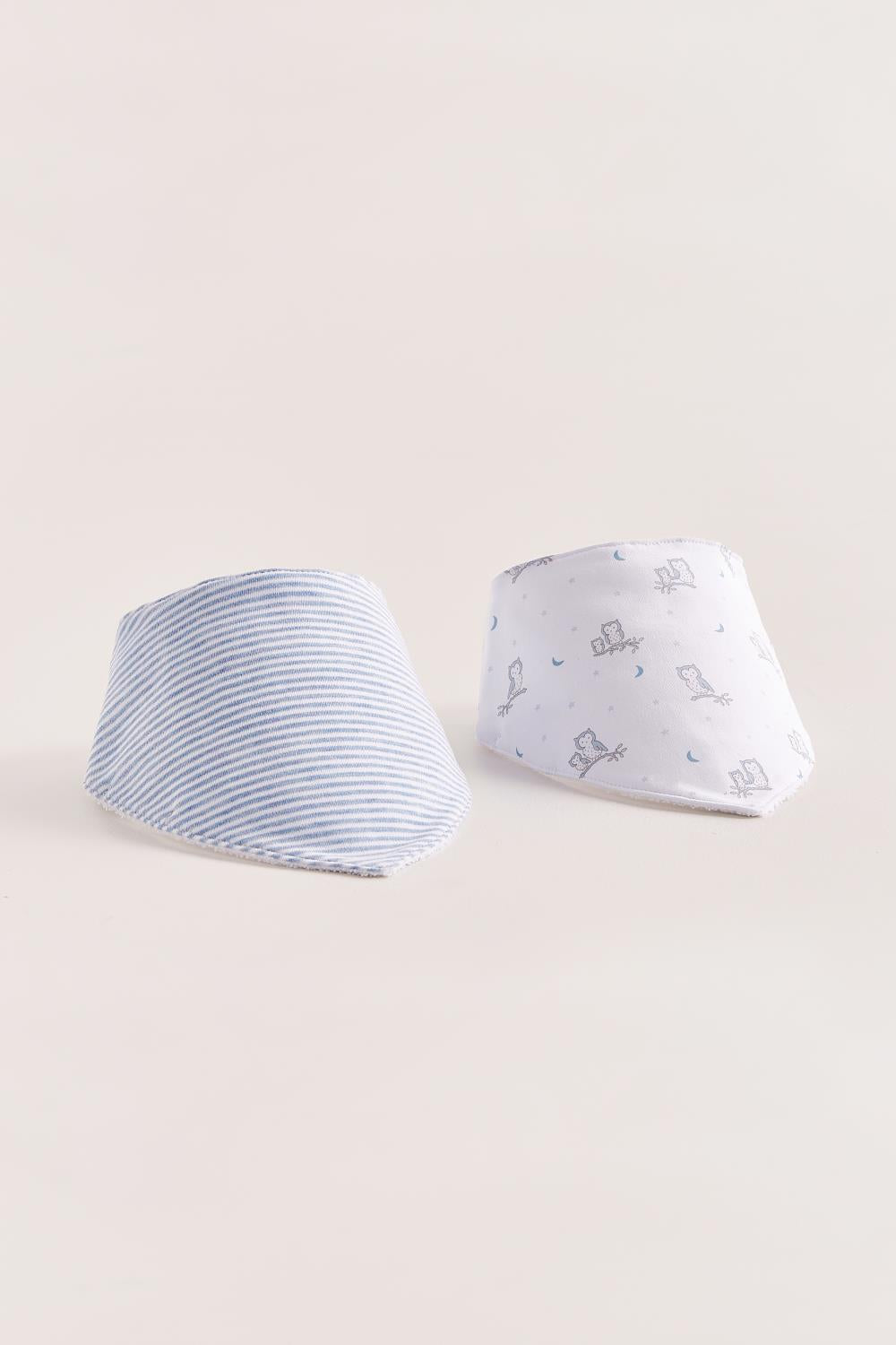 This set of 2 bandana style bibs is perfect to fit your baby from 0 to 6 months. It not only helps to keep teething baby dry and neat, but is also versatile enough for any daily outfit. One comes striped, and the second one comes with full print of the collection The reverse side has an absorbent towel for an extra comfort. Composition: 100% Peruvian Pima Cotton. Made in Peru. Machine washable.