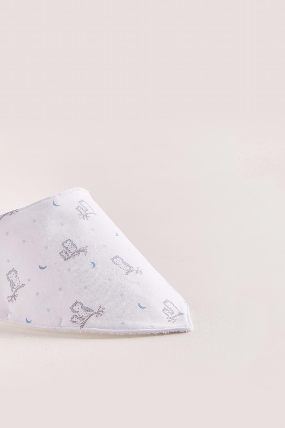 This set of 2 bandana style bibs is perfect to fit your baby from 0 to 6 months. It not only helps to keep teething baby dry and neat, but is also versatile enough for any daily outfit. One comes striped, and the second one comes with full print of the collection The reverse side has an absorbent towel for an extra comfort. Composition: 100% Peruvian Pima Cotton. Made in Peru. Machine washable.