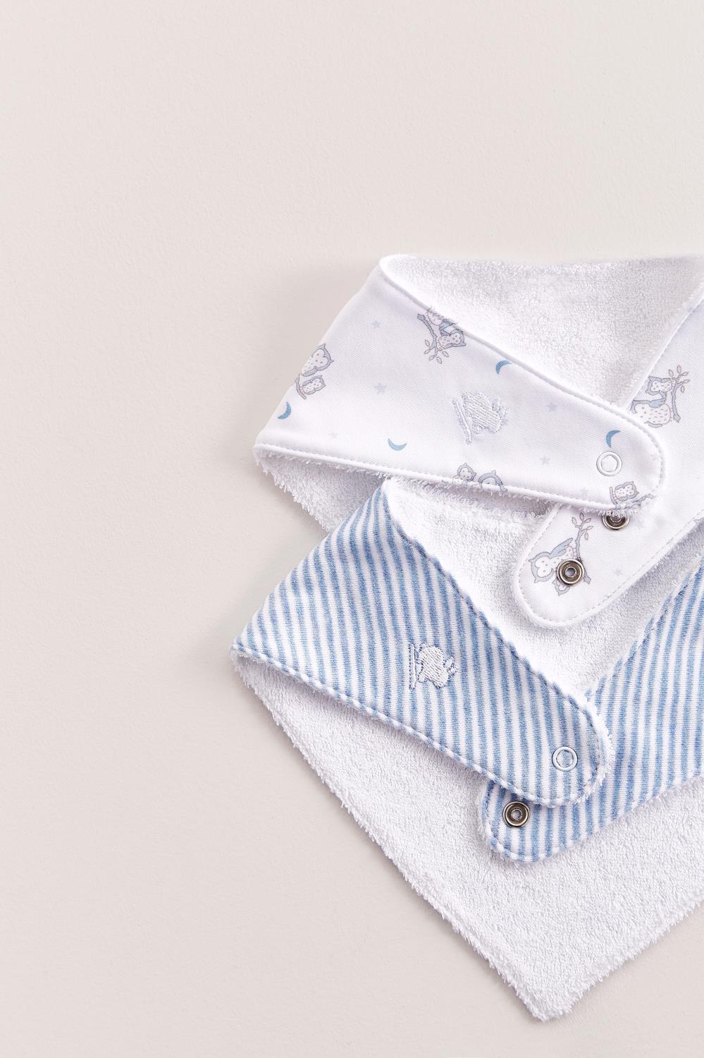 This set of 2 bandana style bibs is perfect to fit your baby from 0 to 6 months. It not only helps to keep teething baby dry and neat, but is also versatile enough for any daily outfit. One comes striped, and the second one comes with full print of the collection The reverse side has an absorbent towel for an extra comfort. Composition: 100% Peruvian Pima Cotton. Made in Peru. Machine washable.