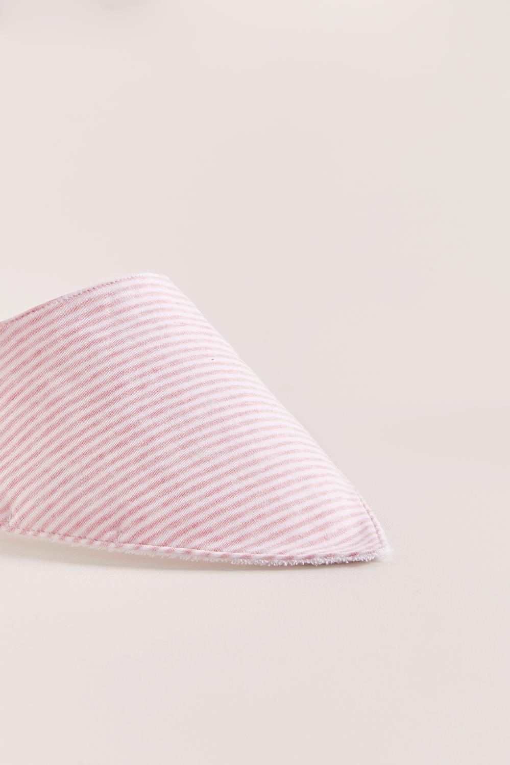 This set of 2 bandana style bibs is perfect to fit your baby from 0 to 6 months. It not only helps to keep teething baby dry and neat, but is also versatile enough for any daily outfit. One comes striped, and the second one comes with full print of the collection The reverse side has an absorbent towel for an extra comfort. Composition: 100% Peruvian Pima Cotton. Made in Peru. Machine washable.