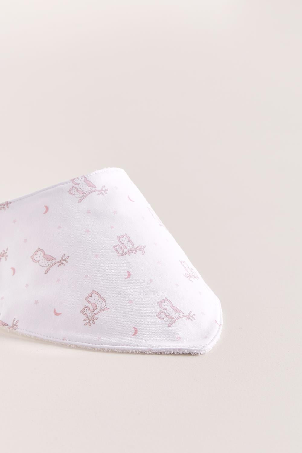 This set of 2 bandana style bibs is perfect to fit your baby from 0 to 6 months. It not only helps to keep teething baby dry and neat, but is also versatile enough for any daily outfit. One comes striped, and the second one comes with full print of the collection The reverse side has an absorbent towel for an extra comfort. Composition: 100% Peruvian Pima Cotton. Made in Peru. Machine washable.