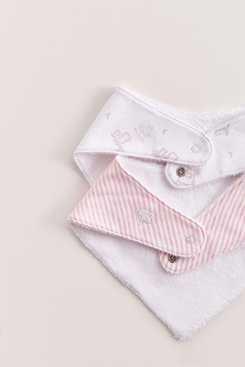 This set of 2 bandana style bibs is perfect to fit your baby from 0 to 6 months. It not only helps to keep teething baby dry and neat, but is also versatile enough for any daily outfit. One comes striped, and the second one comes with full print of the collection The reverse side has an absorbent towel for an extra comfort. Composition: 100% Peruvian Pima Cotton. Made in Peru. Machine washable.
