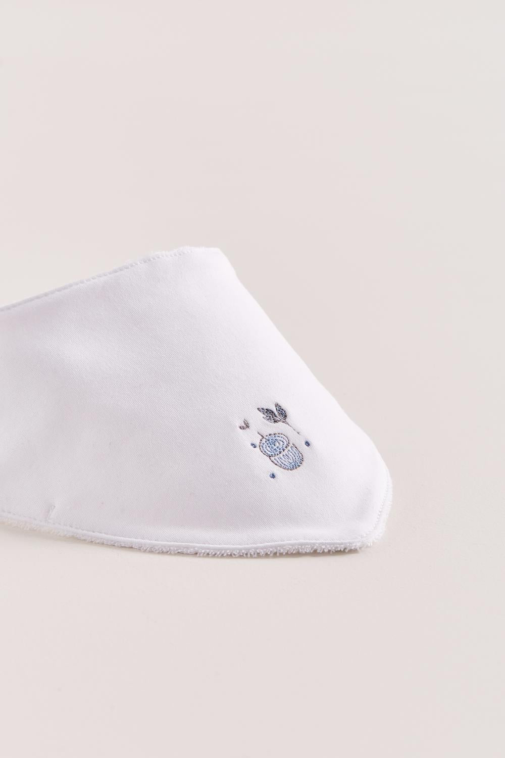 This set of 2 bandana style bibs is perfect to fit your baby from 0 to 6 months. It not only helps to keep teething baby dry and neat, but is also versatile enough for any daily outfit. One comes with an embroidery, and the second one comes with full print of the collection. The reverse side has an absorbent towel for an extra comfort. Composition: 100% Peruvian Pima Cotton. Made in Peru. Machine washable.