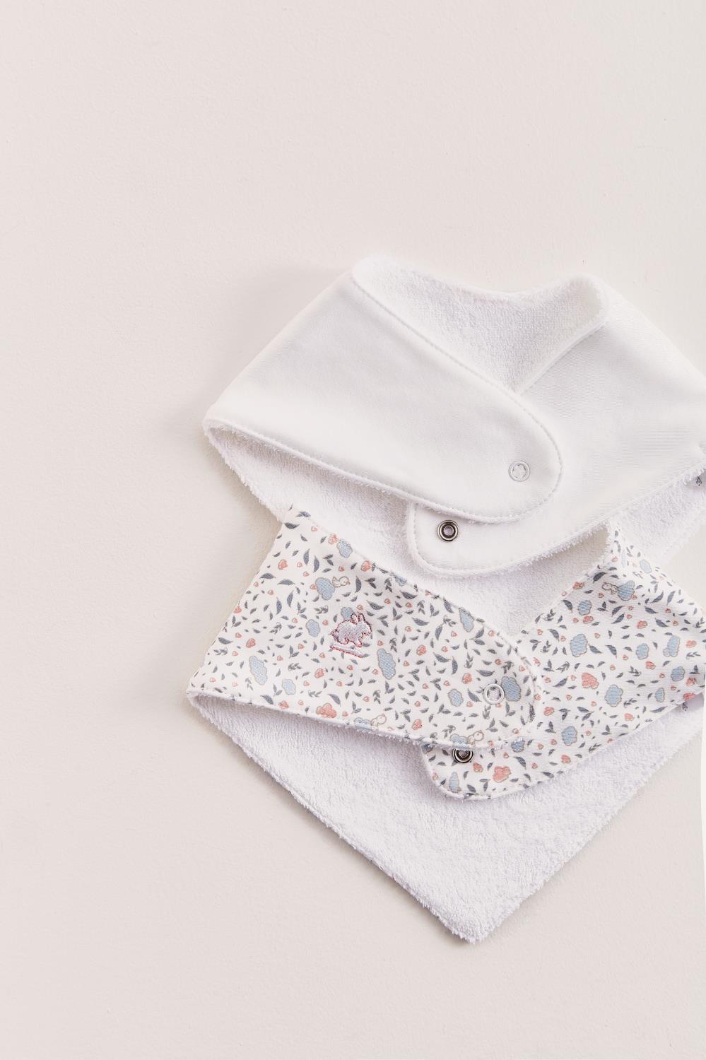 This set of 2 bandana style bibs is perfect to fit your baby from 0 to 6 months. It not only helps to keep teething baby dry and neat, but is also versatile enough for any daily outfit. One comes with embroidered details and the second one comes with full print of our Fall in Love collection. The reverse side has an absorbent towel for an extra comfort. Composition: 100% Peruvian Pima Cotton. Made in Peru. Machine washable.
