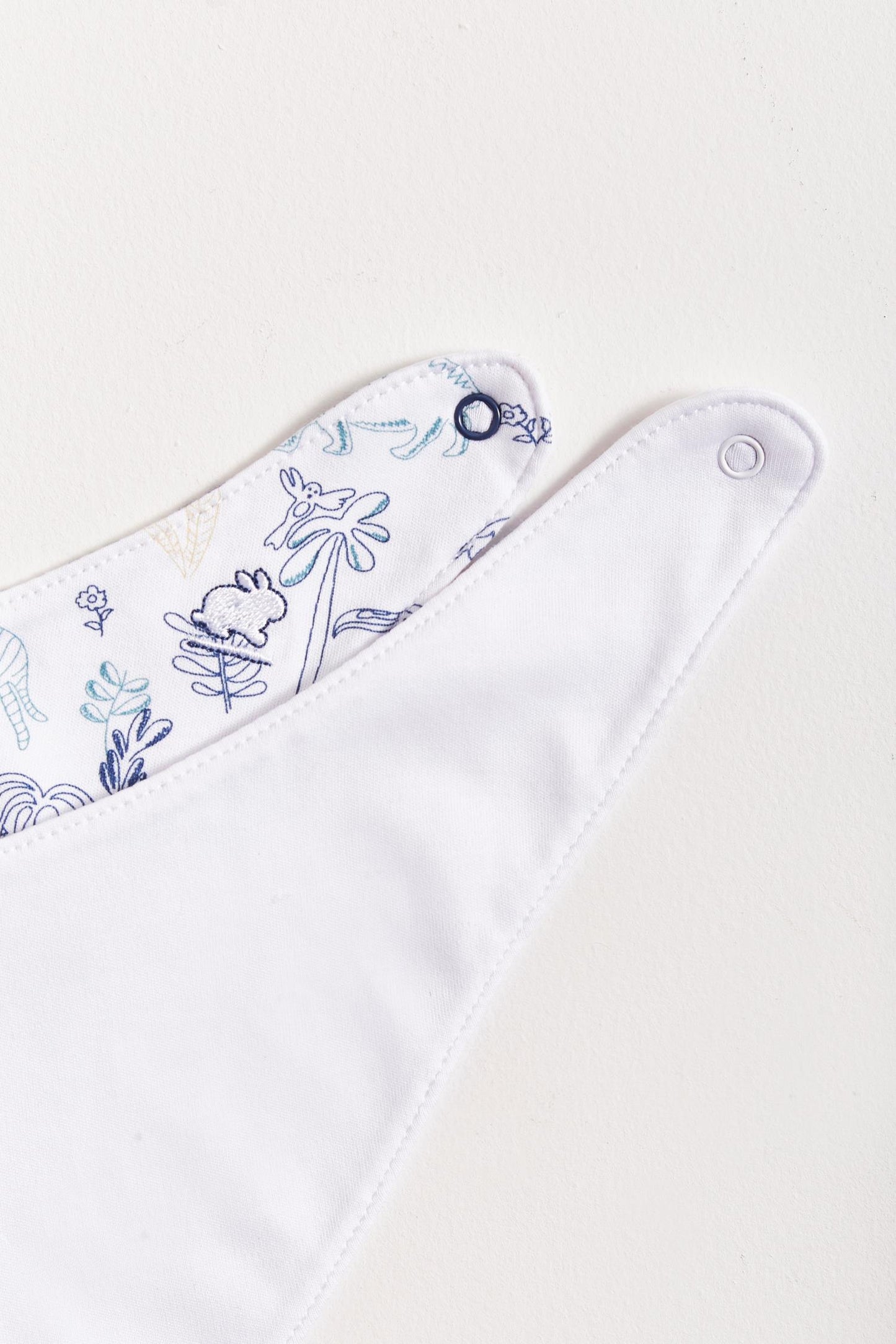 This set of 2 bandana style bibs is perfect to fit your baby from 0 to 6 months. It not only helps to keep teething baby dry and neat, but is also versatile enough for any daily outfit. One comes with an embroidered giraffe and the second one comes with full print of the collection The reverse side has an absorbent towel for an extra comfort. Composition: 100% Peruvian Pima Cotton. Made in Peru. Machine washable.