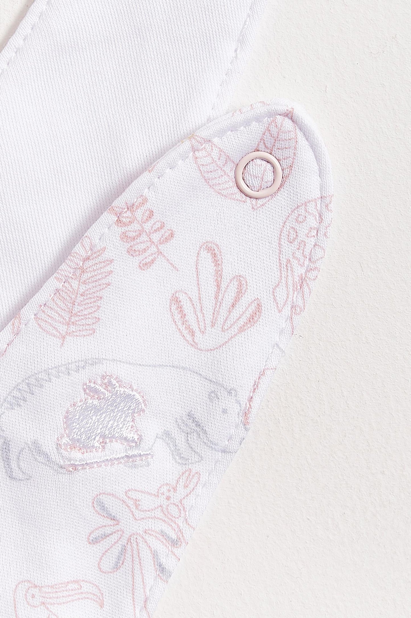 This set of 2 bandana style bibs is perfect to fit your baby from 0 to 6 months. It not only helps to keep teething baby dry and neat, but is also versatile enough for any daily outfit. One comes with an embroidered giraffe and the second one comes with full print of the collection The reverse side has an absorbent towel for an extra comfort. Composition: 100% Peruvian Pima Cotton. Made in Peru. Machine washable.