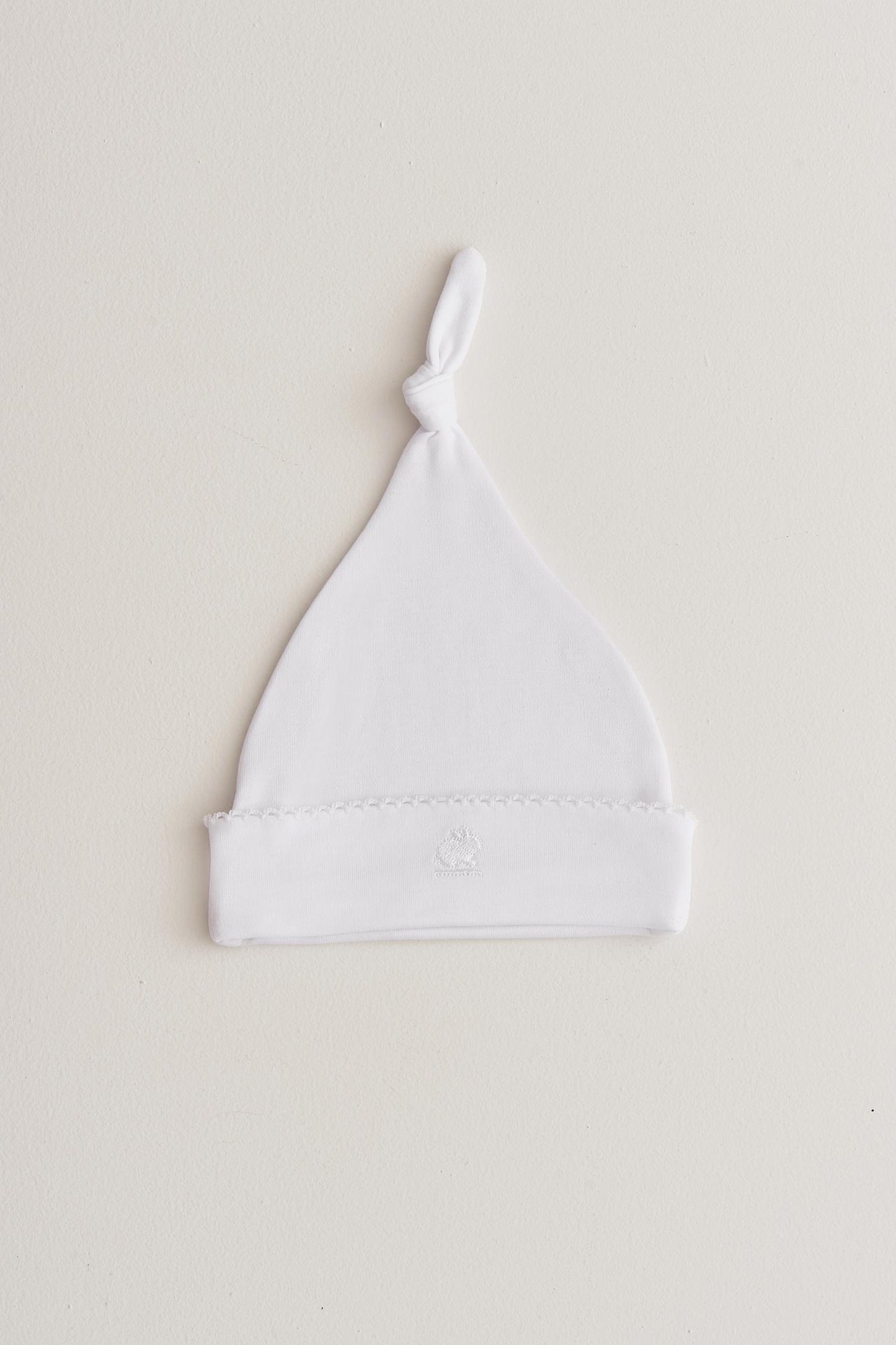 Made with the softest Pima cotton, this hat is a perfect addition to your newborn’s wardrobe. The lightweight fitted hat will keep your little one comfy and warm. This knot beanie matches perfectly with all our collections. Composition: 100% Peruvian Pima Cotton. Made in Peru. Machine washable.