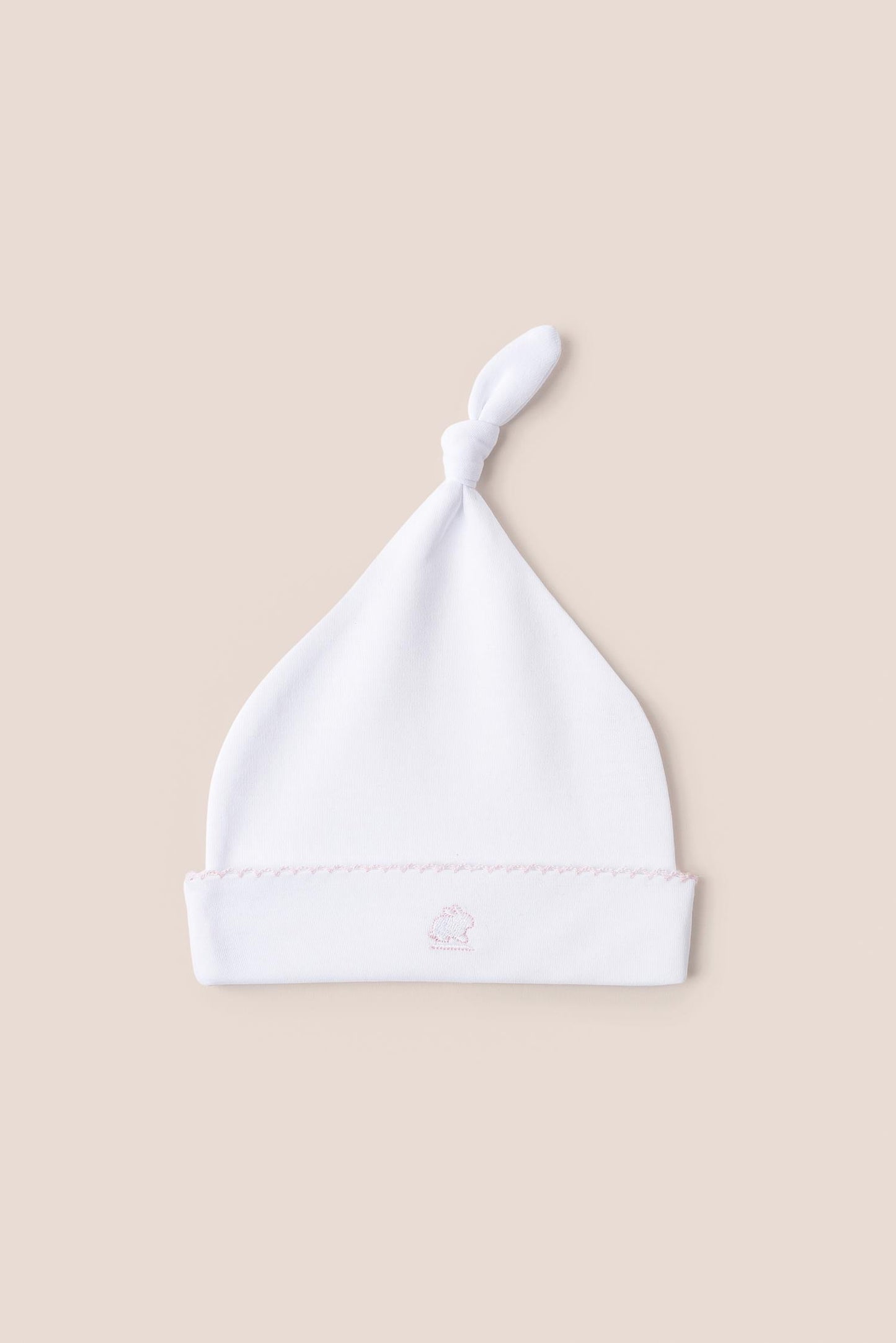 Made with the softest Pima cotton, this hat is a perfect addition to your newborn’s wardrobe. The lightweight fitted hat will keep your little one comfy and warm. This knot beanie matches perfectly with all our collections. Composition: 100% Peruvian Pima Cotton. Made in Peru. Machine washable.