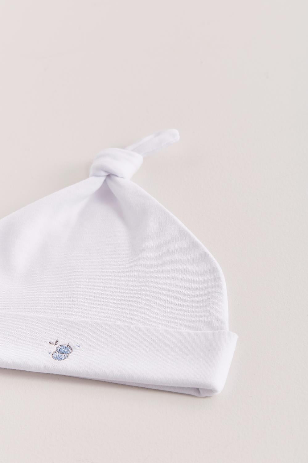 Made with the softest Pima cotton, this hat is a perfect addition to your baby's wardrobe. The lightweight fitted hat will keep your little one comfy and warm. This knot beanie features a cute print that matches perfectly with our Leaves collection. Composition: 100% Peruvian Pima Cotton. Made in Peru. Machine washable.