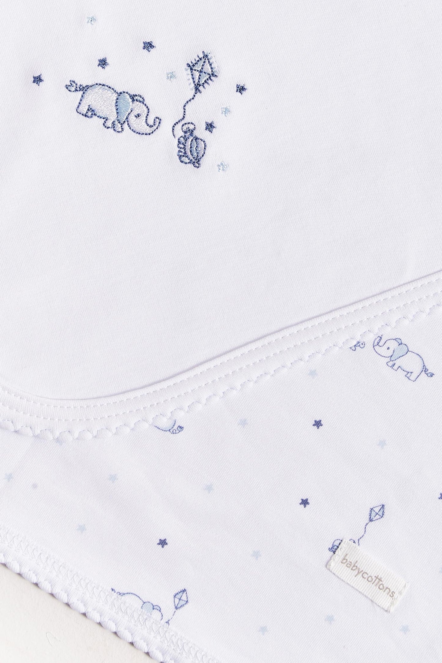 Crafted from super soft Pima cotton, this receiving blanket makes babies first months extra cozy. The two sided blanket features a sleek white finish with an embroidered of Celine & Bernie, while the other side comes with a full print of our Celine & Bernie collection. Approximate measures: 73 cm x 69 cm Composition: 100% Peruvian Pima Cotton. Made in Perú. Machine washable.