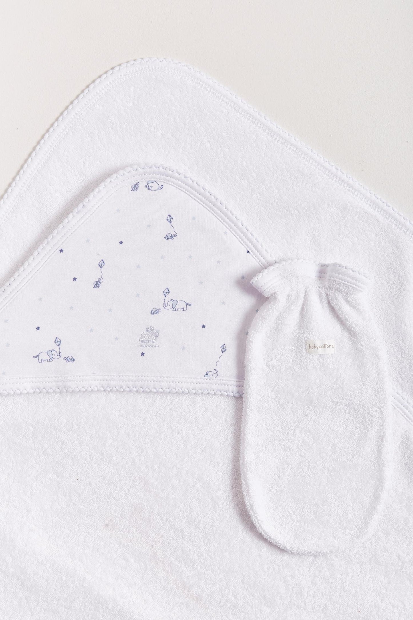 Extra soft and absorbent, our Celine & Bernie Small Towel is perfect for bathtime! Crafted from super soft Pima cotton, this towel will make bath cozy and comforting for babies. Features our Celine & Bernie full print, and comes with a glove to wash or dry your baby easily. Composition: 100% Peruvian Pima Cotton. Made in Peru. Machine washable.