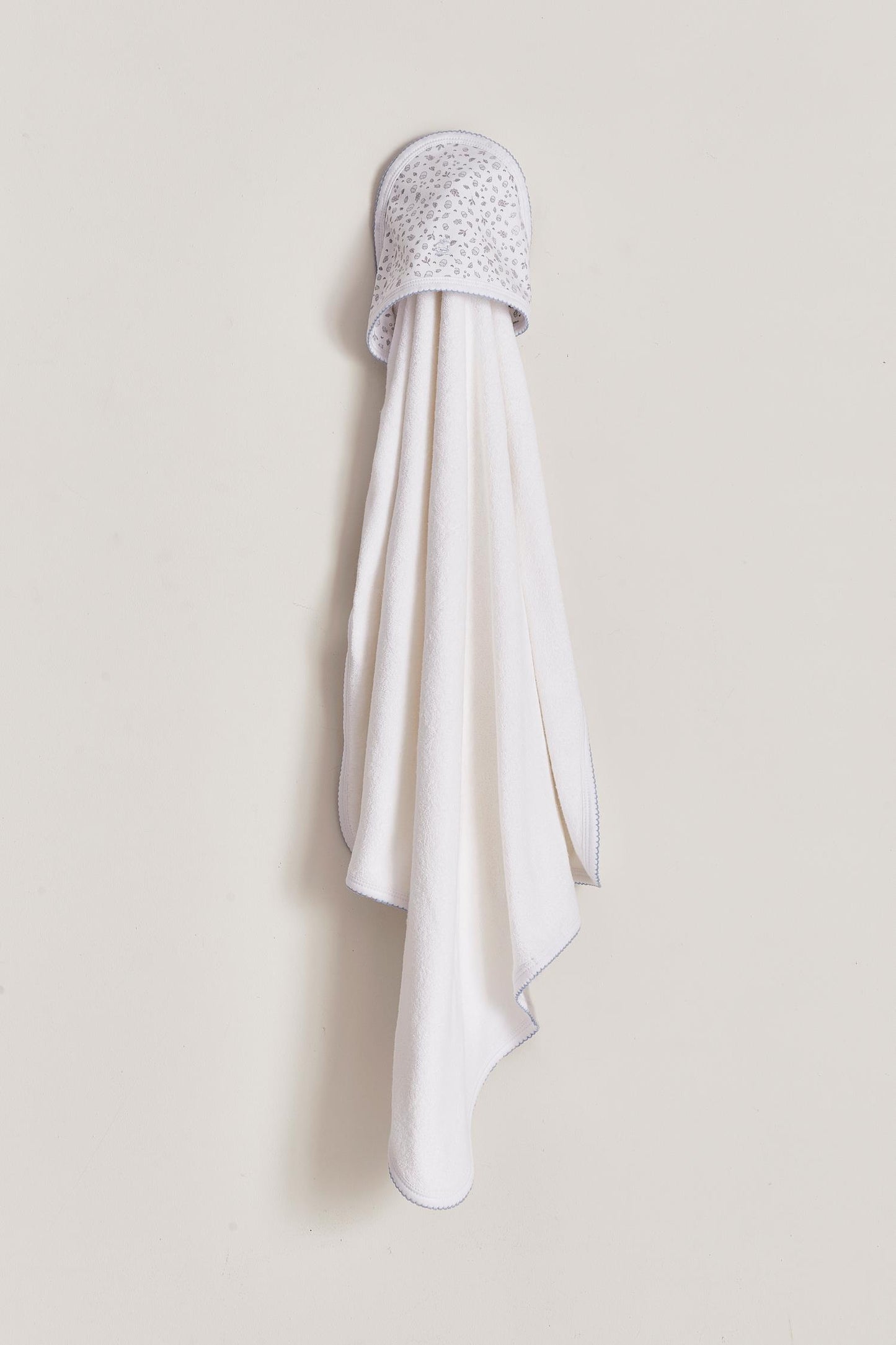 Extra soft and absorbent, our Leaves towel is perfect for bathtime! Crafted from super soft Pima cotton, this towel will make bath cozy and comforting for babies. Features our lovely Leaves full print, and comes with a glove to wash or dry your baby easily. Approximate measures: 77cm x 73 cm Composition: 100% Peruvian Pima Cotton. Made in Peru. Machine washable.