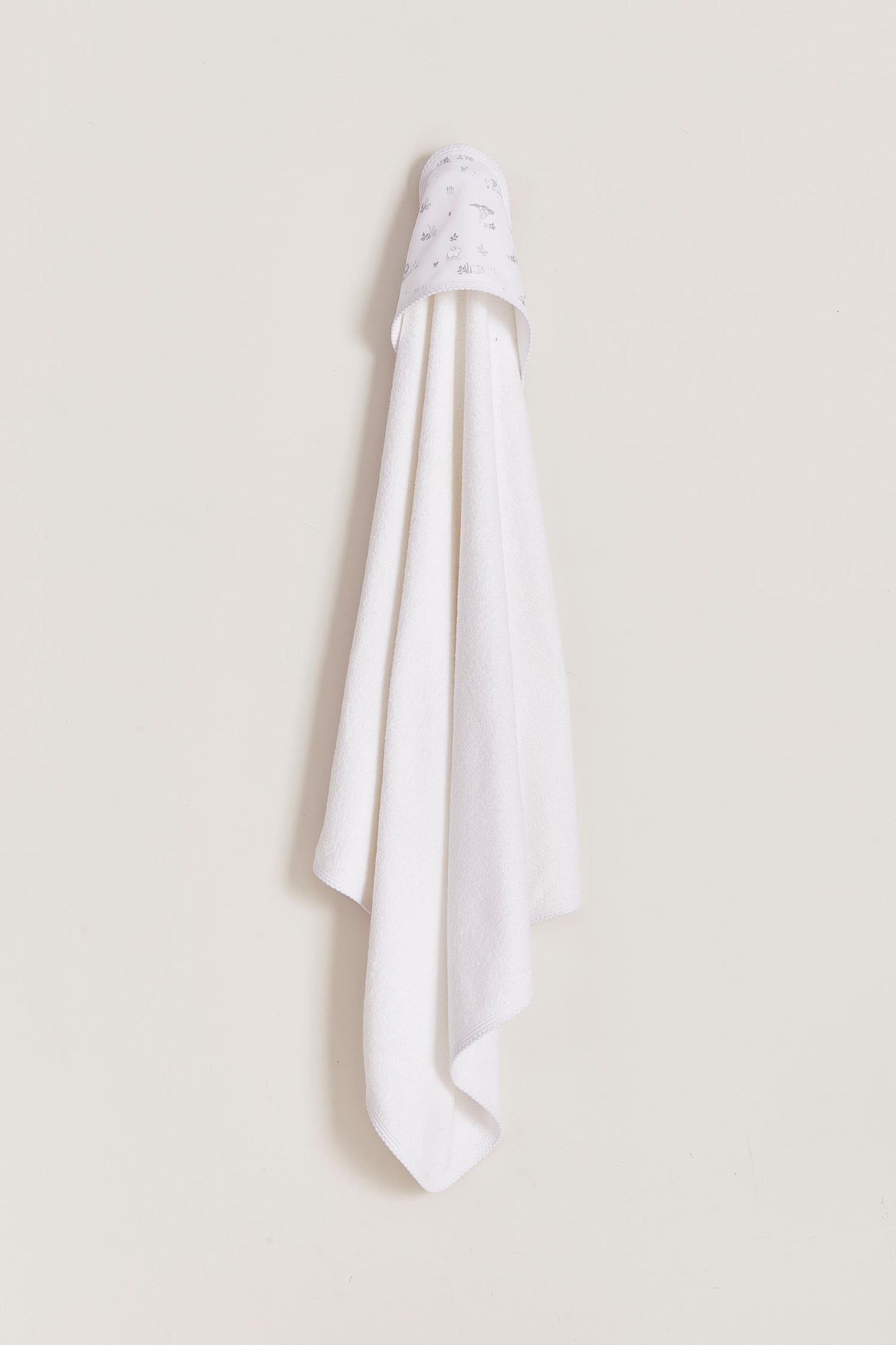 Extra soft and absorbent, our Mini Safari towel is perfect for bathtime! Crafted from super soft Pima cotton, this towel will make bath cozy and comforting for babies. Features our lovely Mini Safari full print, and comes with a glove to wash or dry your baby easily. Approximate measures: 77cm x 73 cm Composition: 100% Peruvian Pima Cotton. Made in Peru. Machine washable.