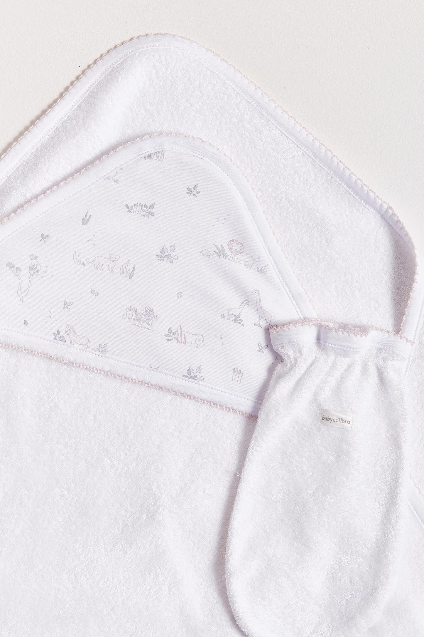 Extra soft and absorbent, our Mini Safari towel is perfect for bathtime! Crafted from super soft Pima cotton, this towel will make bath cozy and comforting for babies. Features our lovely Mini Safari full print, and comes with a glove to wash or dry your baby easily. Approximate measures: 77cm x 73 cm Composition: 100% Peruvian Pima Cotton. Made in Peru. Machine washable.