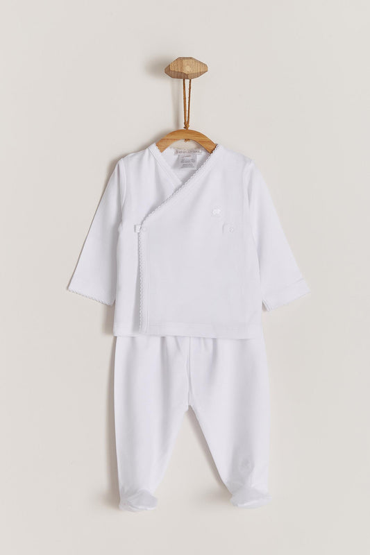 This pretty and luxuriously soft kimono set is a must for your baby! Is the perfect pyjama to be at home the first days, and the fact that is a crossed shirt is practical at the moment of sanitising the belly of the baby, so you won't have to change the whole clothing. Babies will be so confortable and cozy that you would love to have more than just one. Match it with any of our blankets, bibs or towels for the perfect newborn gift! Colour: White. 