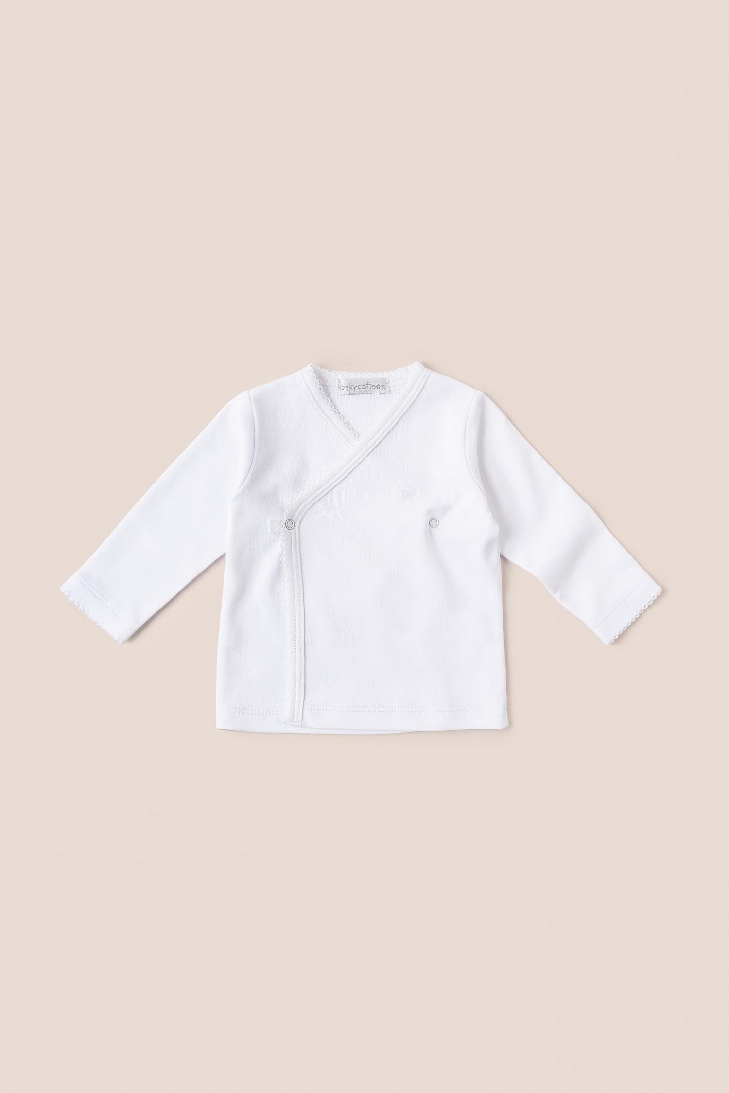 This pretty and luxuriously soft kimono set is a must for your baby! Is the perfect pyjama to be at home the first days, and the fact that is a crossed shirt is practical at the moment of sanitising the belly of the baby, so you won't have to change the whole clothing. Babies will be so confortable and cozy that you would love to have more than just one. Match it with any of our blankets, bibs or towels for the perfect newborn gift! Colour: White. 