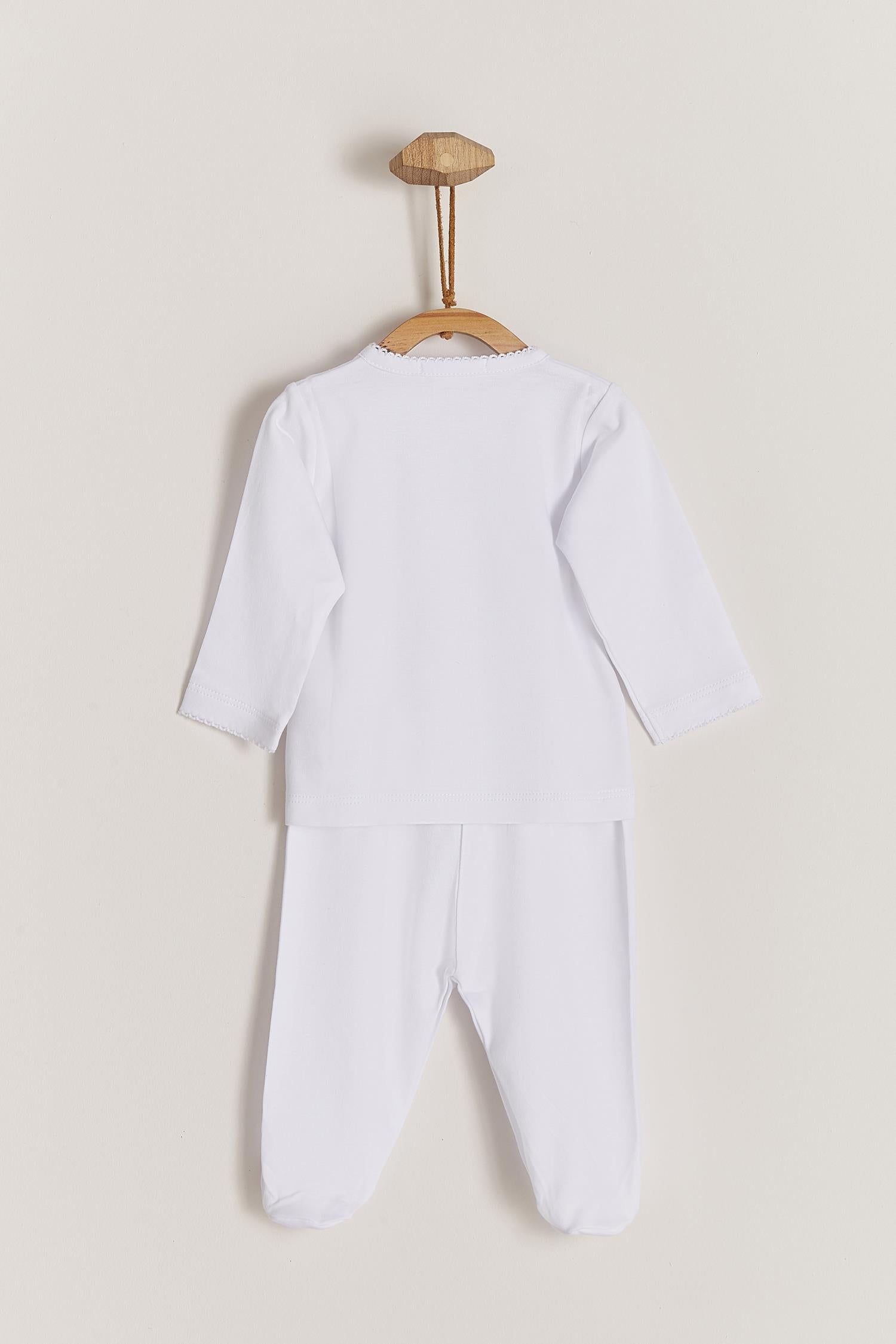 This pretty and luxuriously soft kimono set is a must for your baby! Is the perfect pyjama to be at home the first days, and the fact that is a crossed shirt is practical at the moment of sanitising the belly of the baby, so you won't have to change the whole clothing. Babies will be so confortable and cozy that you would love to have more than just one. Match it with any of our blankets, bibs or towels for the perfect newborn gift! Colour: White. 