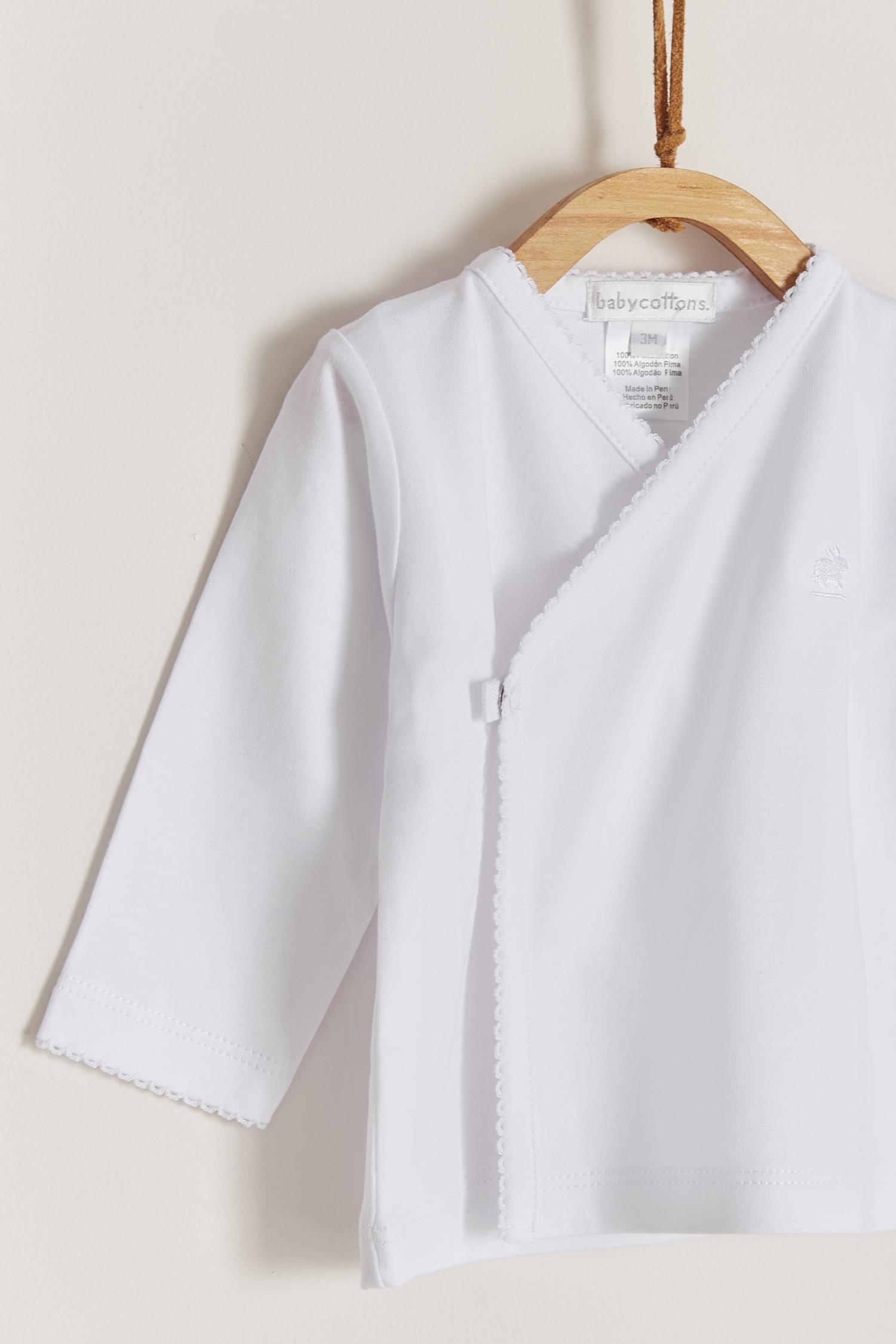 This pretty and luxuriously soft kimono set is a must for your baby! Is the perfect pyjama to be at home the first days, and the fact that is a crossed shirt is practical at the moment of sanitising the belly of the baby, so you won't have to change the whole clothing. Babies will be so confortable and cozy that you would love to have more than just one. Match it with any of our blankets, bibs or towels for the perfect newborn gift! Colour: White. 