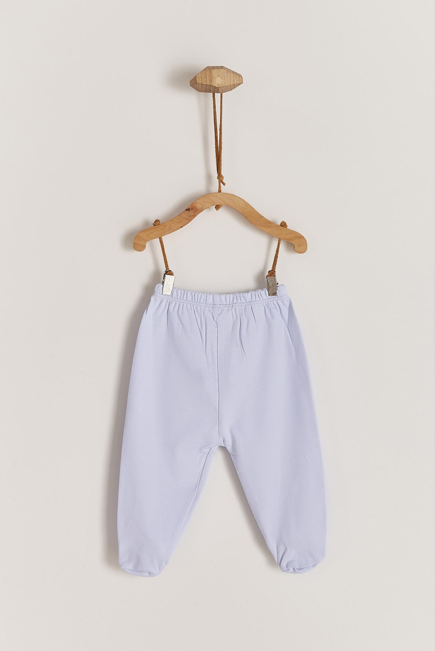 Part of babycottons newborn essentials line, these super soft footed pants are a maternity bag must-have! Pants have elastic waist for easy dressing. Match it with our plush cardigans for the sweetest look! Colour: Light-blue Composition: 100% Peruvian Pima Cotton.  Made in Peru. Machine washable. Safety warning: Keep away from fire.