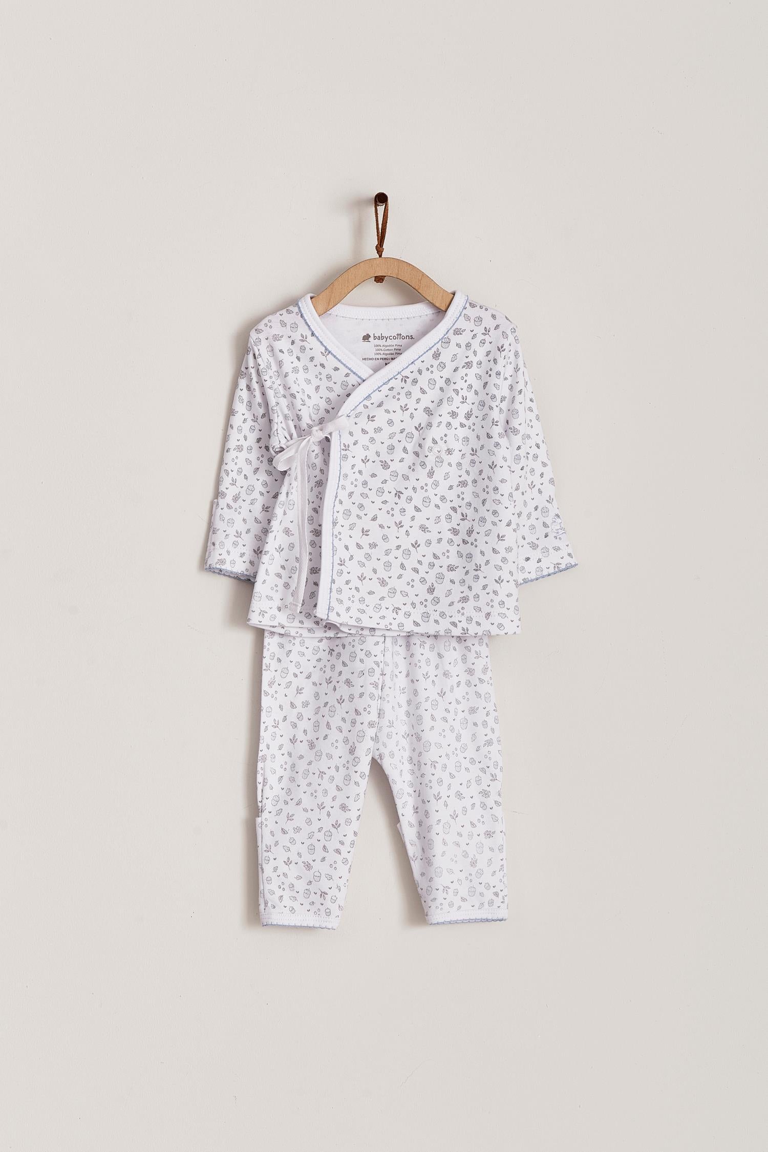 This pretty and luxuriously soft kimono set is a must for your baby! Is the perfect pyjama to be at home the first days, and the fact that is a crossed shirt is practical at the moment of sanitising the belly of the baby, so you won't have to change the whole clothing. Babies will be so confortable and cozy that you would love to have more than just one. Features convertible free feet into footed pants. Match it with our Leaves  collection items for the perfect newborn gift!