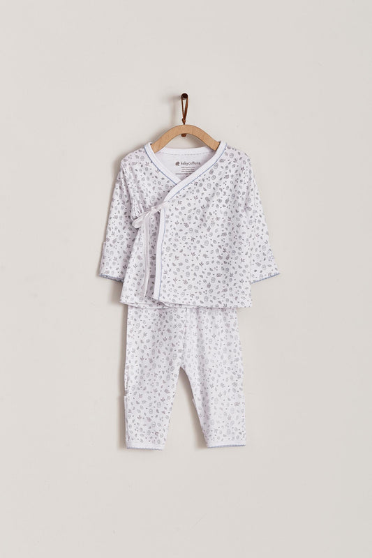 This pretty and luxuriously soft kimono set is a must for your baby! Is the perfect pyjama to be at home the first days, and the fact that is a crossed shirt is practical at the moment of sanitising the belly of the baby, so you won't have to change the whole clothing. Babies will be so confortable and cozy that you would love to have more than just one. Features convertible free feet into footed pants. Match it with our Leaves  collection items for the perfect newborn gift!
