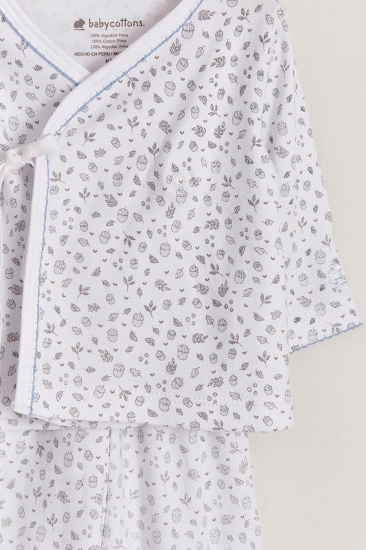This pretty and luxuriously soft kimono set is a must for your baby! Is the perfect pyjama to be at home the first days, and the fact that is a crossed shirt is practical at the moment of sanitising the belly of the baby, so you won't have to change the whole clothing. Babies will be so confortable and cozy that you would love to have more than just one. Features convertible free feet into footed pants. Match it with our Leaves collection items for the perfect newborn gift!