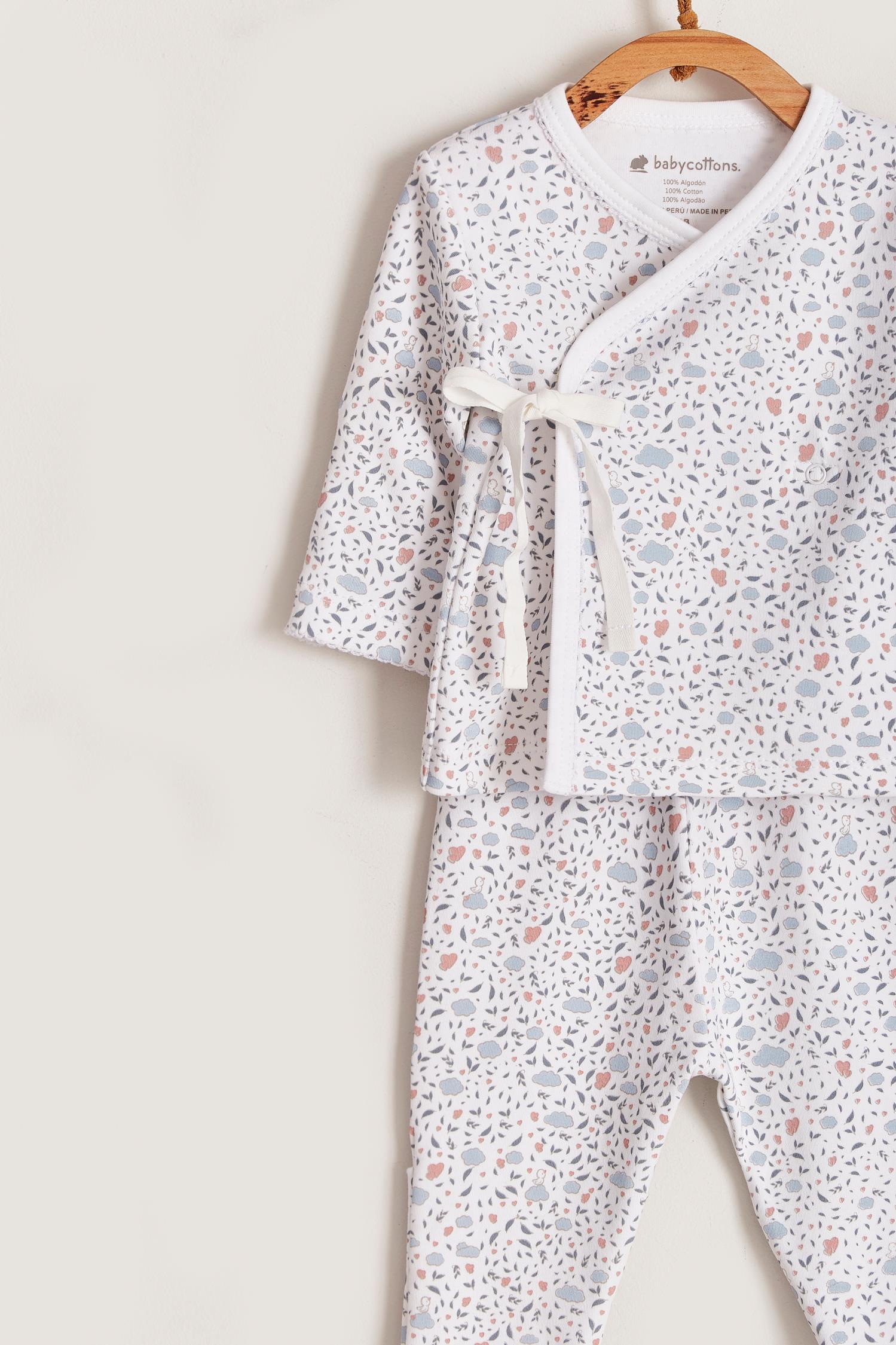 This pretty and luxuriously soft kimono set is a must for your baby! Is the perfect pyjama to be at home the first days, and the fact that is a crossed shirt is practical at the moment of sanitising the belly of the baby, so you won't have to change the whole clothing. Babies will be so confortable and cozy that you would love to have more than just one. Comes  with footed pants. Colour: White with coloured details. Composition: 100% Peruvian Pima Cotton.  Made in Peru. Machine washable.