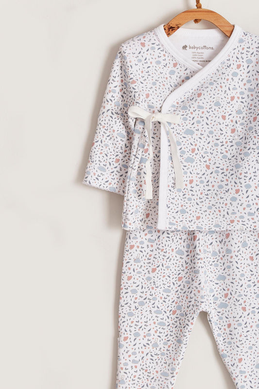 This pretty and luxuriously soft kimono set is a must for your baby! Is the perfect pyjama to be at home the first days, and the fact that is a crossed shirt is practical at the moment of sanitising the belly of the baby, so you won't have to change the whole clothing. Babies will be so confortable and cozy that you would love to have more than just one. Comes  with footed pants. Colour: White with coloured details. Composition: 100% Peruvian Pima Cotton.  Made in Peru. Machine washable.