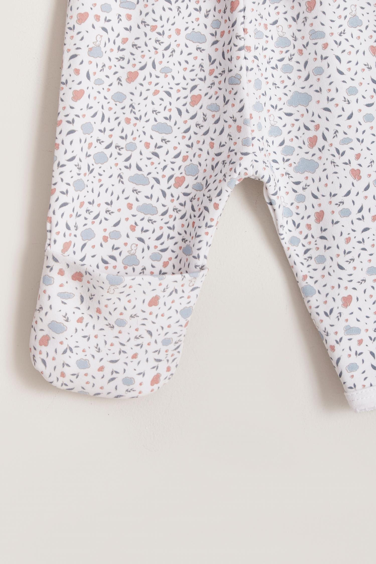 This pretty and luxuriously soft kimono set is a must for your baby! Is the perfect pyjama to be at home the first days, and the fact that is a crossed shirt is practical at the moment of sanitising the belly of the baby, so you won't have to change the whole clothing. Babies will be so confortable and cozy that you would love to have more than just one. Comes  with footed pants. Colour: White with coloured details. Composition: 100% Peruvian Pima Cotton.  Made in Peru. Machine washable. 