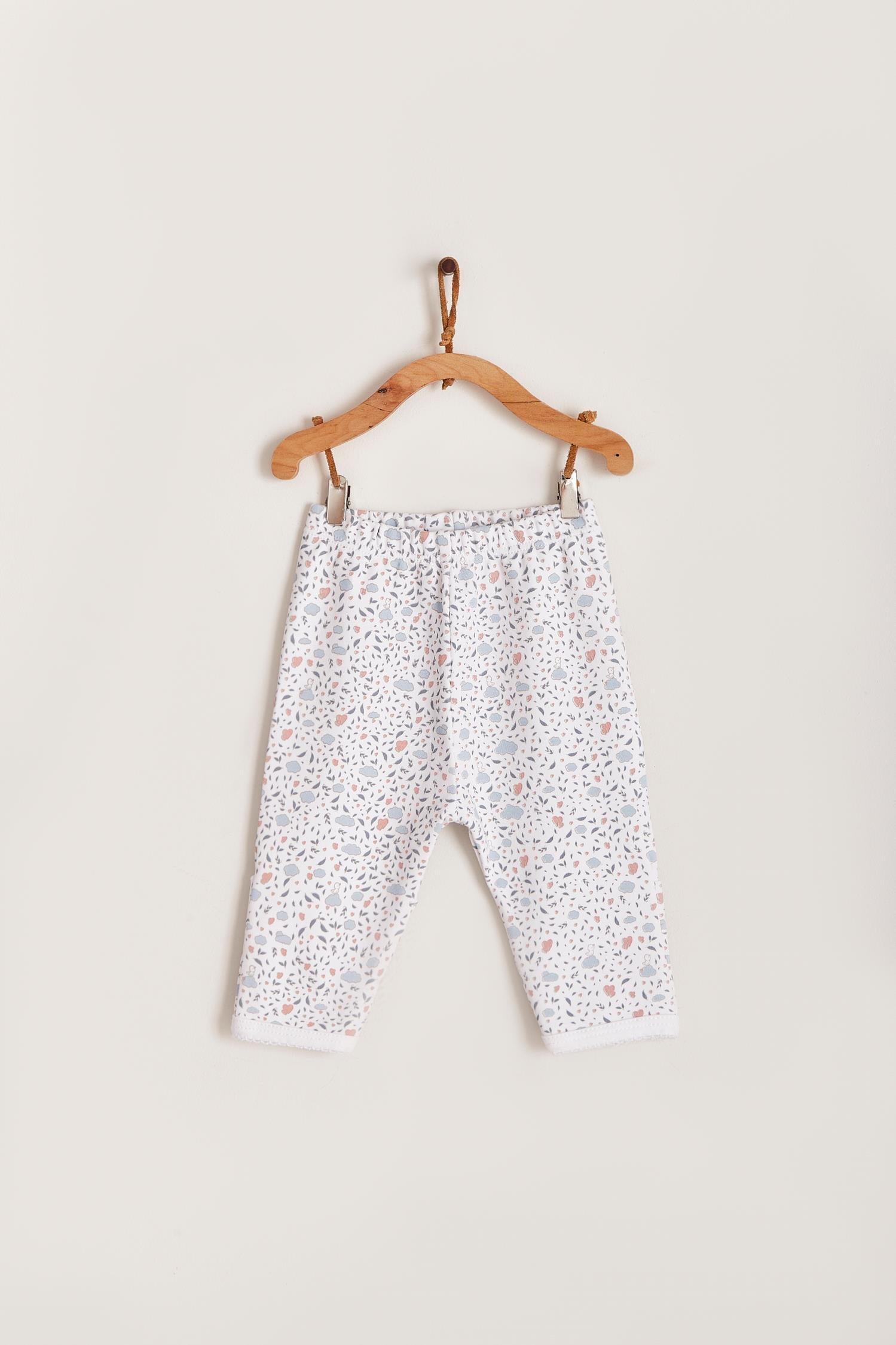 This pretty and luxuriously soft kimono set is a must for your baby! Is the perfect pyjama to be at home the first days, and the fact that is a crossed shirt is practical at the moment of sanitising the belly of the baby, so you won't have to change the whole clothing. Babies will be so confortable and cozy that you would love to have more than just one. Comes  with footed pants. Colour: White with coloured details. Composition: 100% Peruvian Pima Cotton.  Made in Peru. Machine washable. 