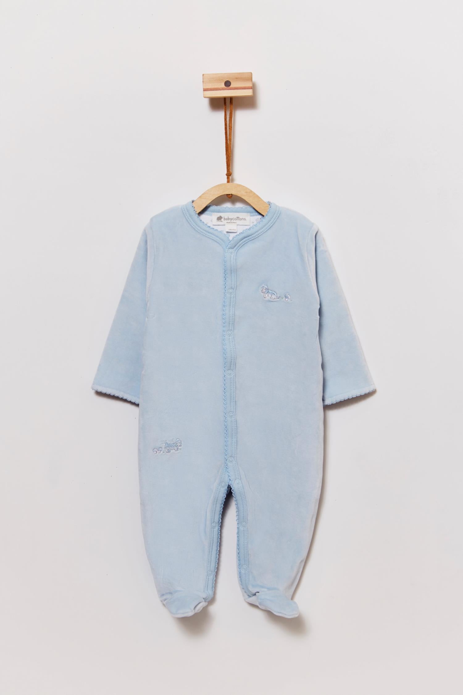 Super soft and warm plush footie for your little baby's first winter. Fully lined with our cute In the Woods 100% Pima cotton print. Features long sleeves, rounded neckline and embroidery at the front with full snaps closure or easy dressing and diapering. Match it with our logo blanket and beanie for the ideal gift! Colour: Light-blue. Composition: Outer: 85% cotton, 15% polyester. Lining: 100% Pima cotton.  Made in Peru. Machine wash cold.