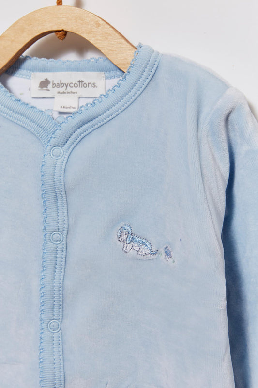 Super soft and warm plush footie for your little baby's first winter. Fully lined with our cute In the Woods 100% Pima cotton print. Features long sleeves, rounded neckline and embroidery at the front with full snaps closure or easy dressing and diapering. Match it with our logo blanket and beanie for the ideal gift! Colour: Light-blue. Composition: Outer: 85% cotton, 15% polyester. Lining: 100% Pima cotton.  Made in Peru. Machine wash cold.