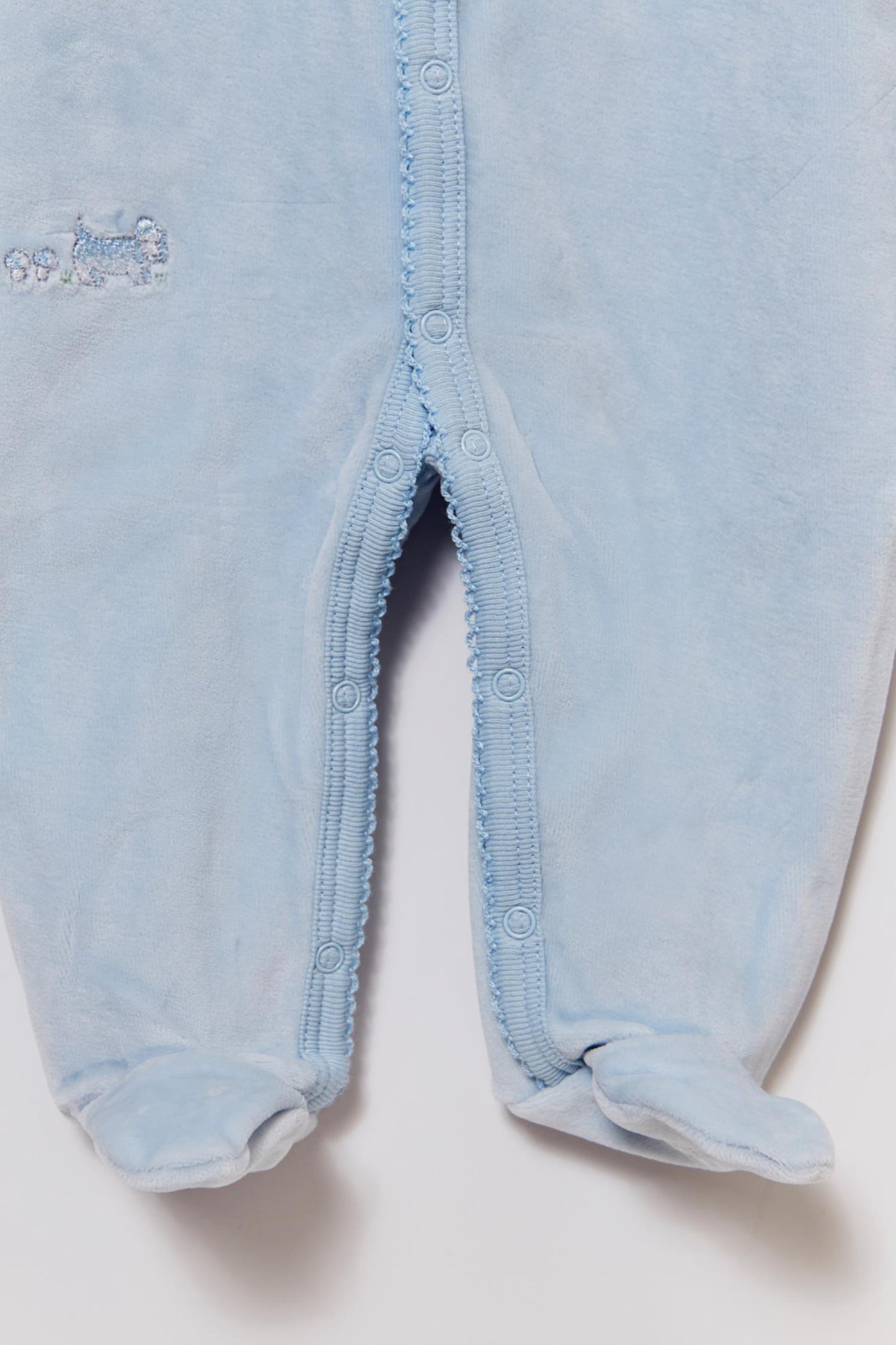 Super soft and warm plush footie for your little baby's first winter. Fully lined with our cute In the Woods 100% Pima cotton print. Features long sleeves, rounded neckline and embroidery at the front with full snaps closure or easy dressing and diapering. Match it with our logo blanket and beanie for the ideal gift! Colour: Light-blue. Composition: Outer: 85% cotton, 15% polyester. Lining: 100% Pima cotton.  Made in Peru. Machine wash cold.