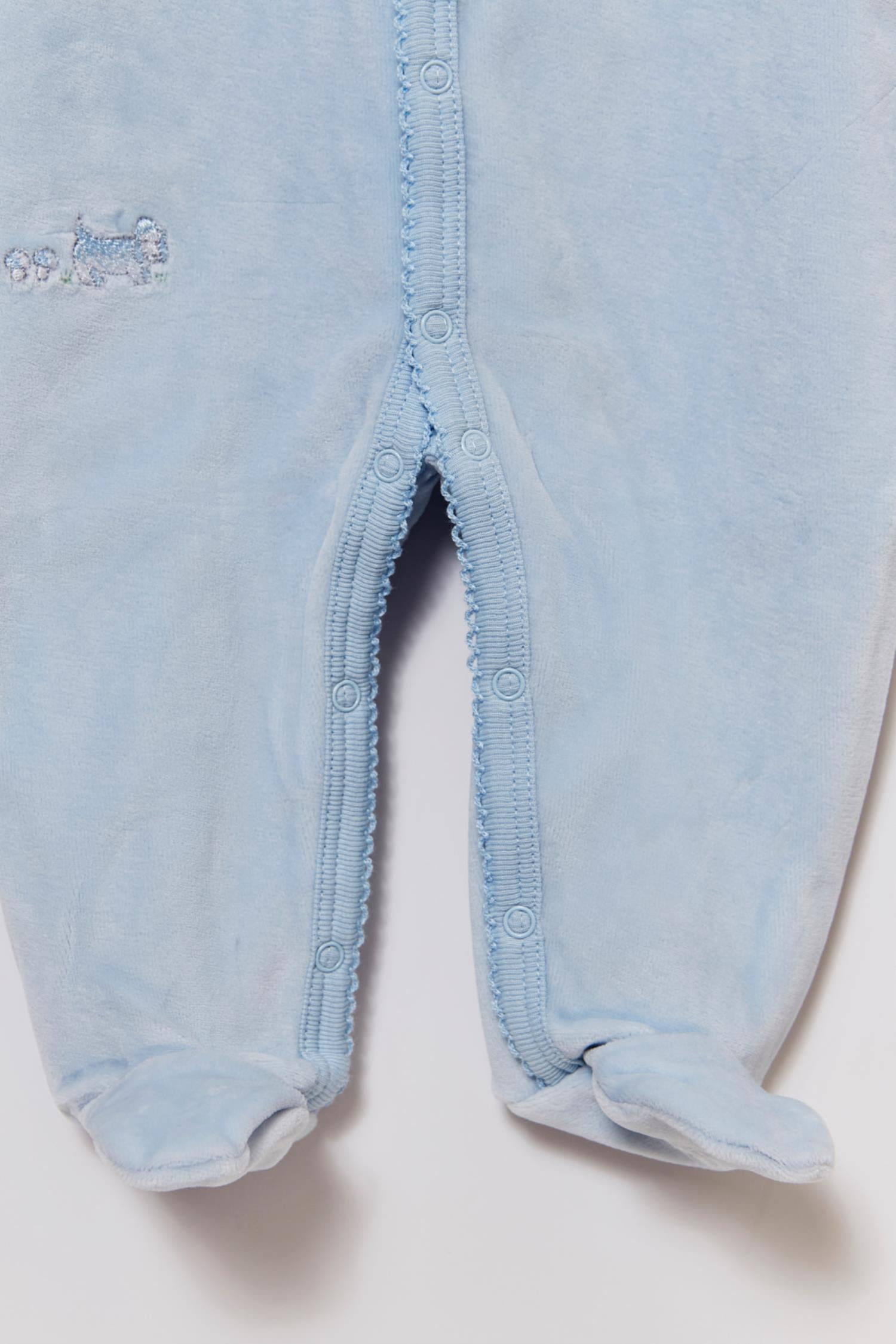 Super soft and warm plush footie for your little baby's first winter. Fully lined with our cute In the Woods 100% Pima cotton print. Features long sleeves, rounded neckline and embroidery at the front with full snaps closure or easy dressing and diapering. Match it with our logo blanket and beanie for the ideal gift! Colour: Light-blue. Composition: Outer: 85% cotton, 15% polyester. Lining: 100% Pima cotton.  Made in Peru. Machine wash cold.