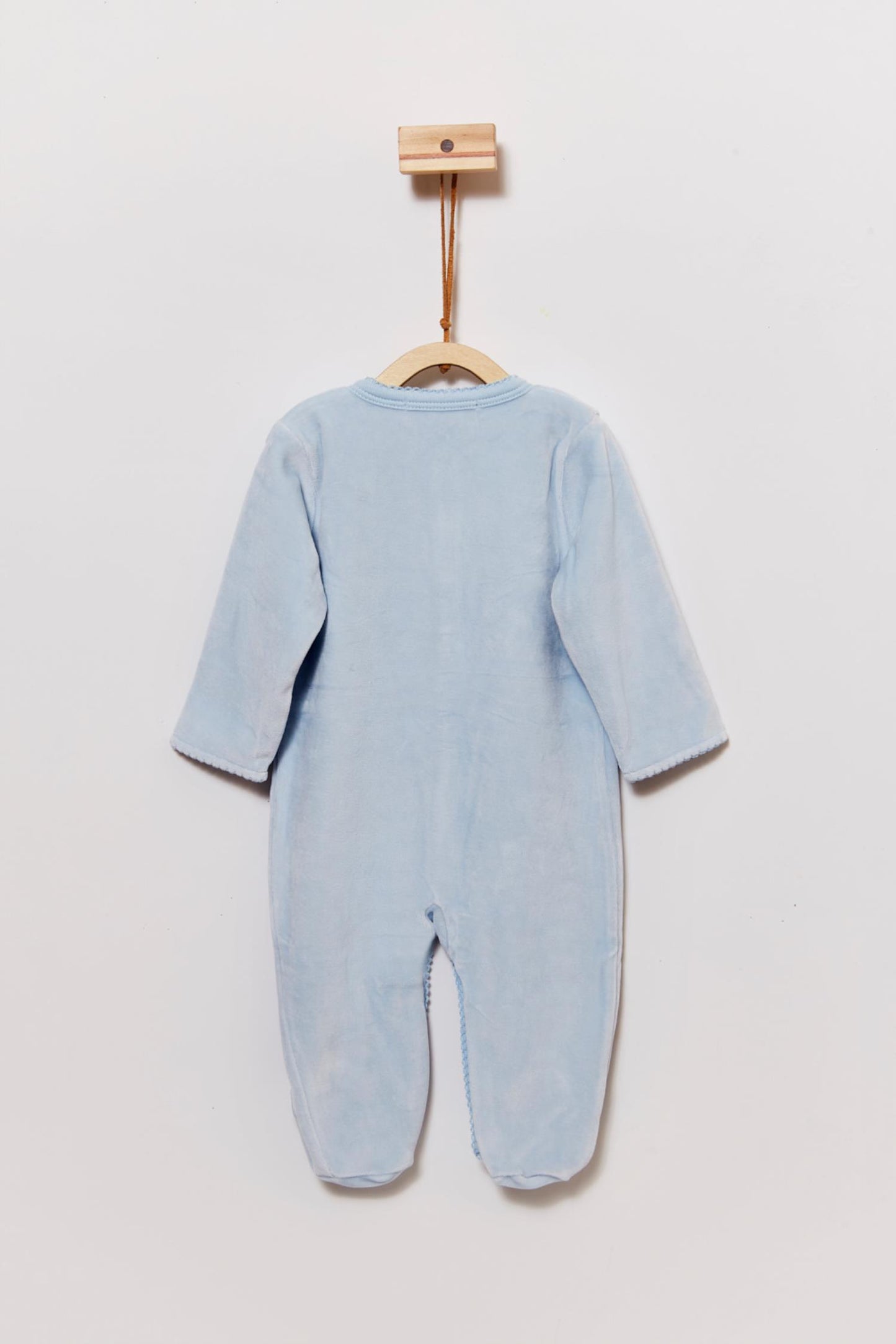 Super soft and warm plush footie for your little baby's first winter. Fully lined with our cute In the Woods 100% Pima cotton print. Features long sleeves, rounded neckline and embroidery at the front with full snaps closure or easy dressing and diapering. Match it with our logo blanket and beanie for the ideal gift! Colour: Light-blue. Composition: Outer: 85% cotton, 15% polyester. Lining: 100% Pima cotton.  Made in Peru. Machine wash cold.