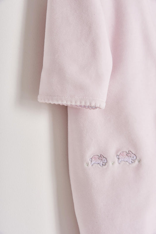 Super soft and warm plush footie for your little baby's first winter. Fully lined with our cute In the Woods 100% Pima cotton print. Features long sleeves, rounded neckline and embroidery at the front with  full snaps closure or easy dressing and diapering. Match it with our logo blanket and beanie for the ideal gift! Colour: Pink. Composition: 100% Peruvian Pima cotton.  Made in Peru. Machine wash cold.