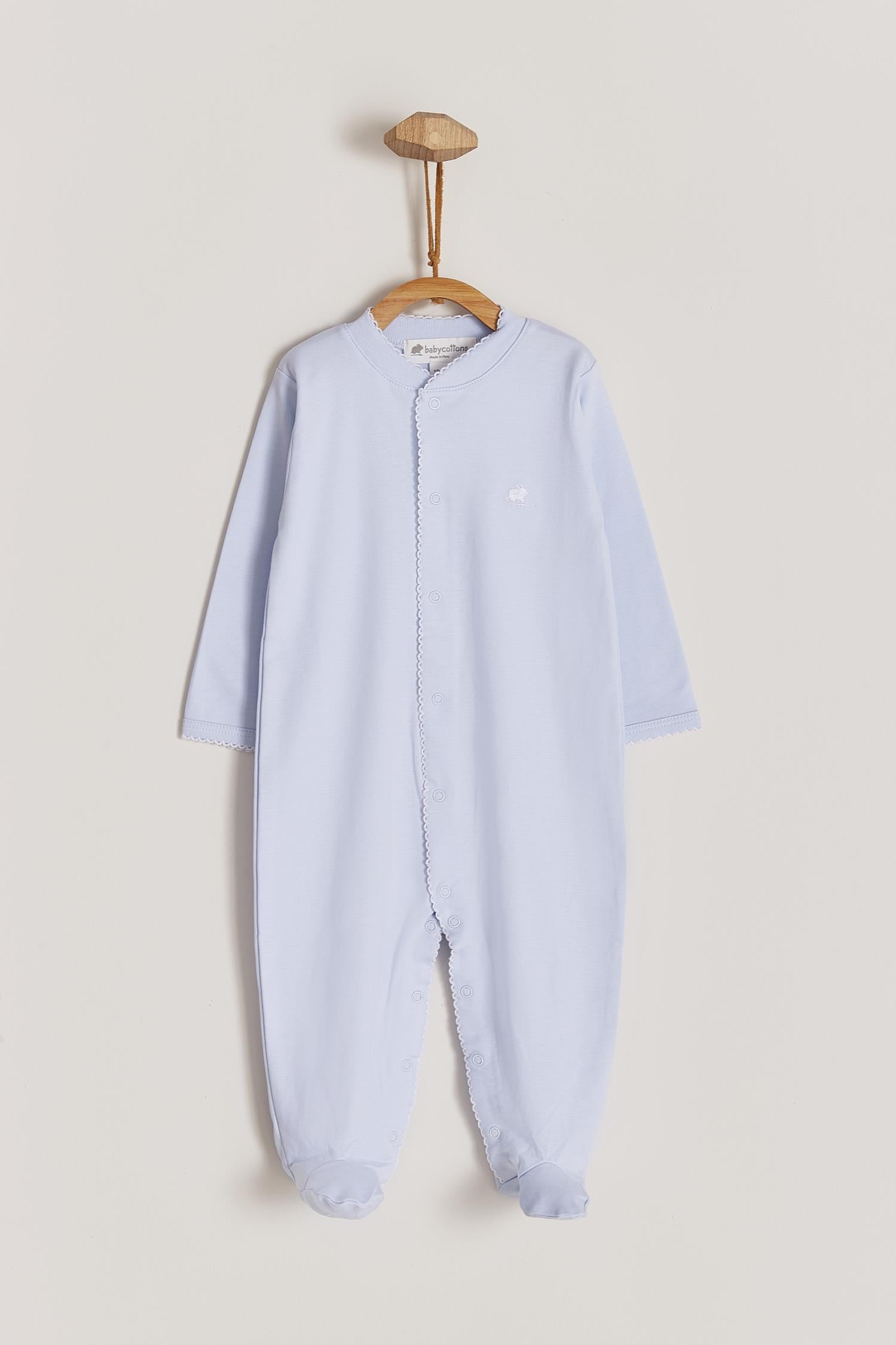Essential footie made 100% with the softest Peruvian Pima Cotton. One of our most popular items!  Long sleeves, crew neckline and full snap opening.  Newborn footies (NB) come with reversible cuffs that help prevent scratching. Match with any of our blankets, bibs and newborn hats for the perfect gift! Colour: Light-blue Composition: 100% Peruvian Pima Cotton.  Made in Peru. Machine washable. Safety warning: Keep away from fire.