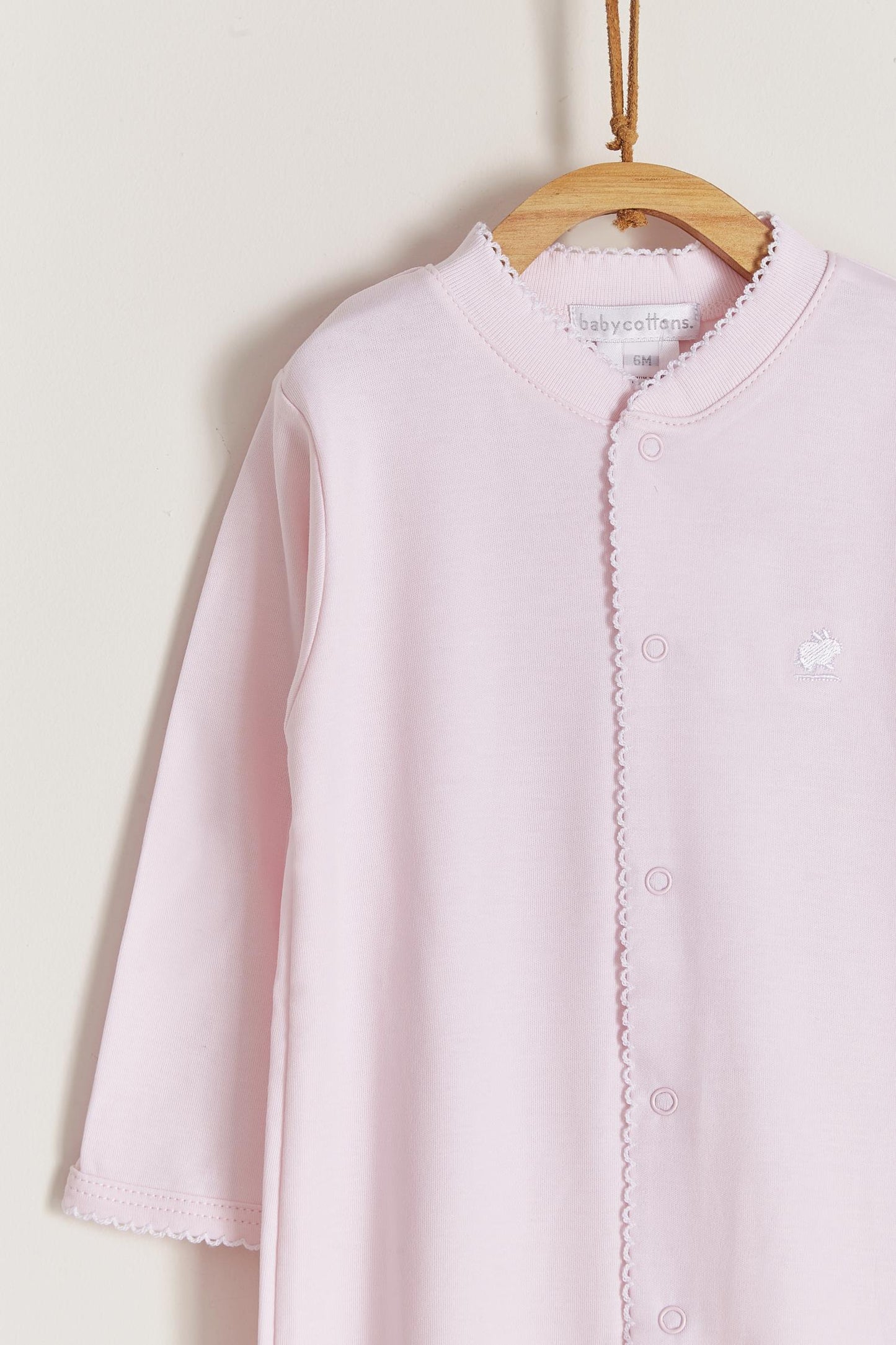 Essential footie made 100% with the softest Peruvian Pima Cotton. One of our most popular items!  Long sleeves, crew neckline and full snap opening.  Newborn footies (NB) come with reversible cuffs that help prevent scratching. Match with any of our blankets, bibs and newborn hats for the perfect gift! Colour: Light-blue Composition: 100% Peruvian Pima Cotton.  Made in Peru. Machine washable. Safety warning: Keep away from fire.