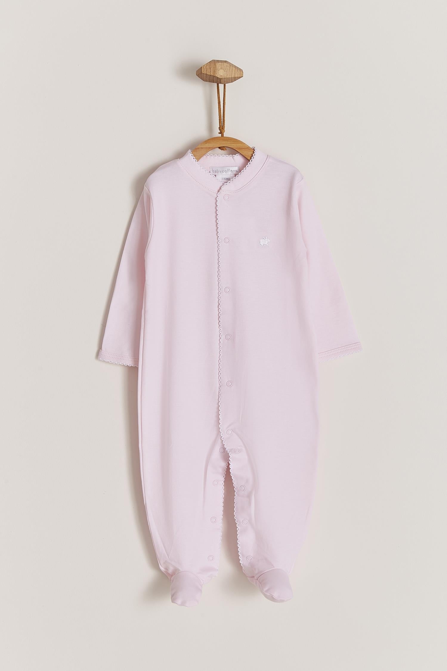 Essential footie made 100% with the softest Peruvian Pima Cotton. One of our most popular items!  Long sleeves, crew neckline and full snap opening.  Newborn footies (NB) come with reversible cuffs that help prevent scratching. Match with any of our blankets, bibs and newborn hats for the perfect gift! Colour: Light-blue Composition: 100% Peruvian Pima Cotton.  Made in Peru. Machine washable. Safety warning: Keep away from fire.