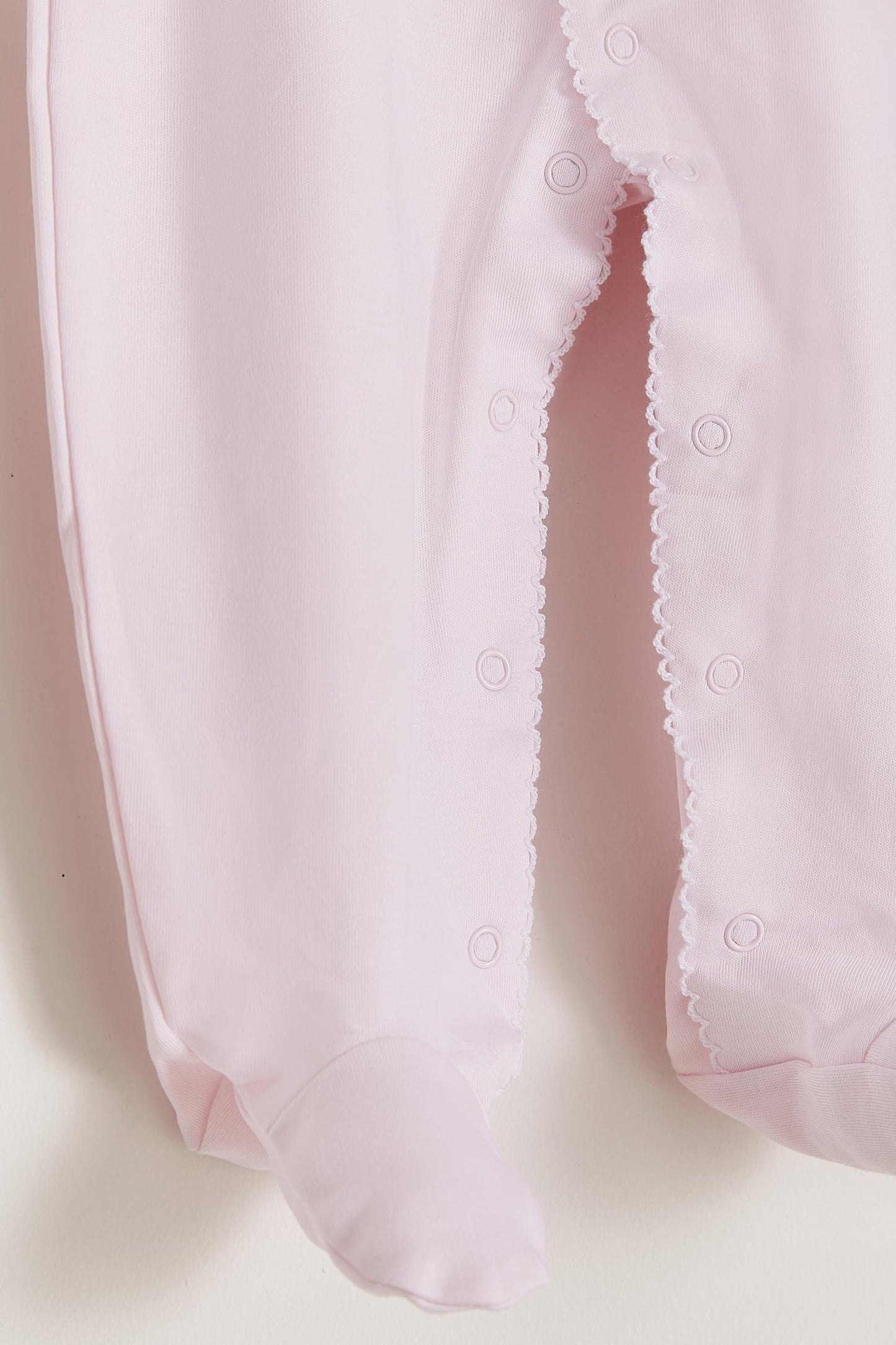 Essential footie made 100% with the softest Peruvian Pima Cotton. One of our most popular items!  Long sleeves, crew neckline and full snap opening.  Newborn footies (NB) come with reversible cuffs that help prevent scratching. Match with any of our blankets, bibs and newborn hats for the perfect gift! Colour: Light-blue Composition: 100% Peruvian Pima Cotton.  Made in Peru. Machine washable. Safety warning: Keep away from fire.