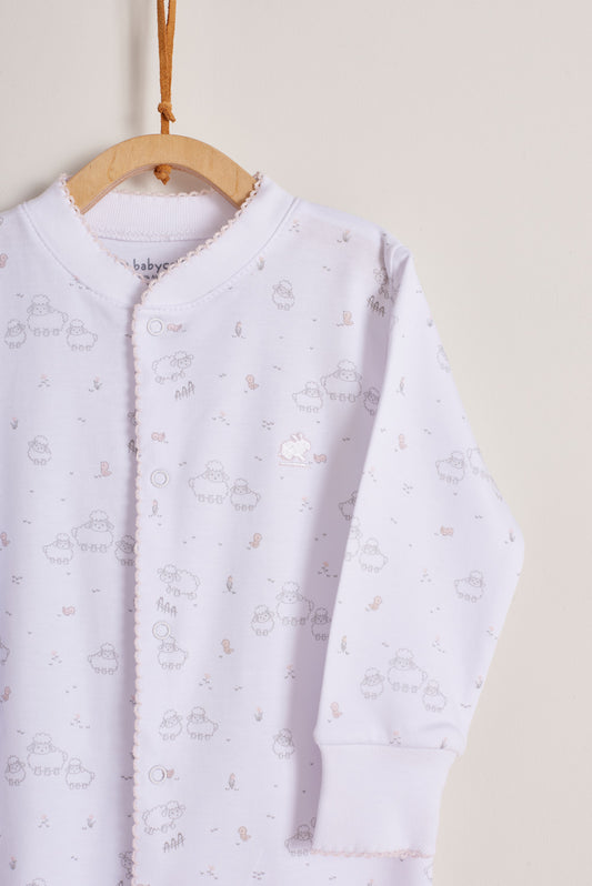 This super soft 100% Pima cotton, long-sleeve, footed pyjama with full snap closure is a maternity must-have! The pyjama has delicate picot edging and it features our lovely Fluffy Sheep print!  In size NB, the cuffs give the option of making them mittens for the baby's first days, and can then be folded again. Colour: White with pink. Composition: 100% Peruvian Pima Cotton.  Made in Peru. Machine washable. Safety warning: Keep away from fire.