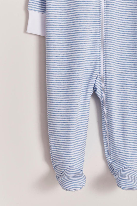 Good Night Owl long-sleeves stripped footie is what a maternity bag must-have! With zipper added for more comfort and practicality.  In the larger sizes it has anti-slips on the feet so that babies do not slip when they start to take their first steps. Match it with our any of the accessories of the collection for a complete look!  Colour: Light-blue and white. Composition: 100% Peruvian Pima Cotton.  Made in Peru.  Machine washable.   Safety warning: Keep away from fire. 