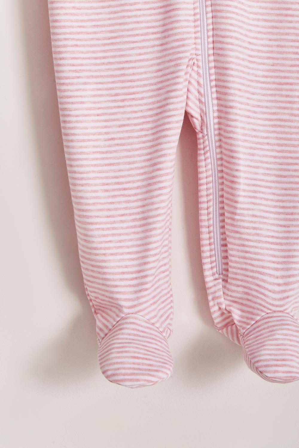 Good Night Owl long-sleeves stripped footie is what a maternity bag must-have! With zipper added for more comfort and practicality. In the larger sizes it has anti-slips on the feet so that babies do not slip when they start to take their first steps. Match it with our any of the accessories of the collection for a complete look! Colour: Pink and white. Composition: 100% Peruvian Pima Cotton.  Made in Peru.  Machine washable.   Safety warning: Keep away from fire.
