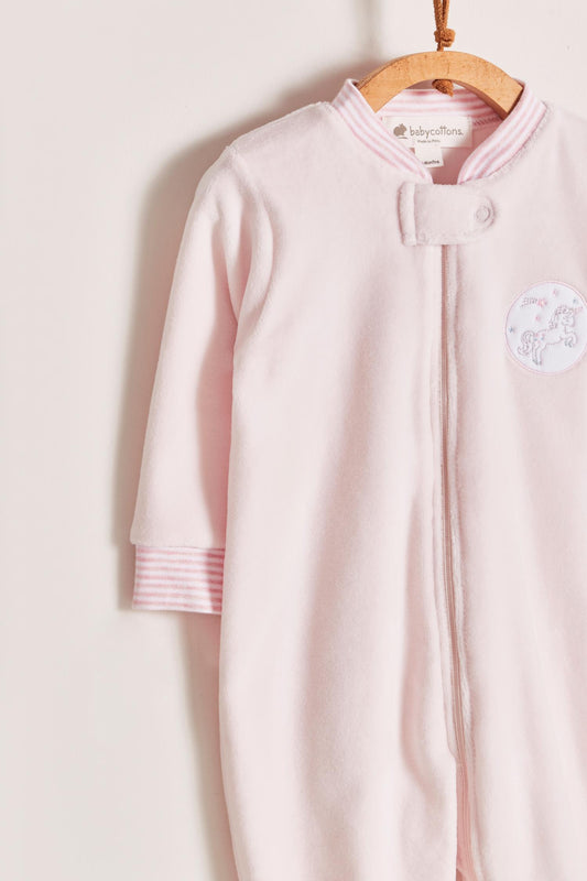 Super warm and soft plush pyjama, ideal to stay warm and comfortable during winter!  With long-sleeves, footed and with front closure.  Features a lovely striped ribbed collar and cuffs, alongside an embroidered patch on the front.  Colour: Pink. Composition: 85% Peruvian Pima cotton, 15% polyester. Made in Peru. Machine washable. Safety warning: Keep away from fire.