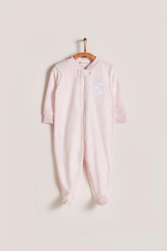 Super warm and soft plush pyjama, ideal to stay warm and comfortable during winter!  With long-sleeves, footed and with front closure.  Features a lovely striped ribbed collar and cuffs, alongside an embroidered patch on the front.  Colour: Pink. Composition: 85% Peruvian Pima cotton, 15% polyester. Made in Peru. Machine washable. Safety warning: Keep away from fire.