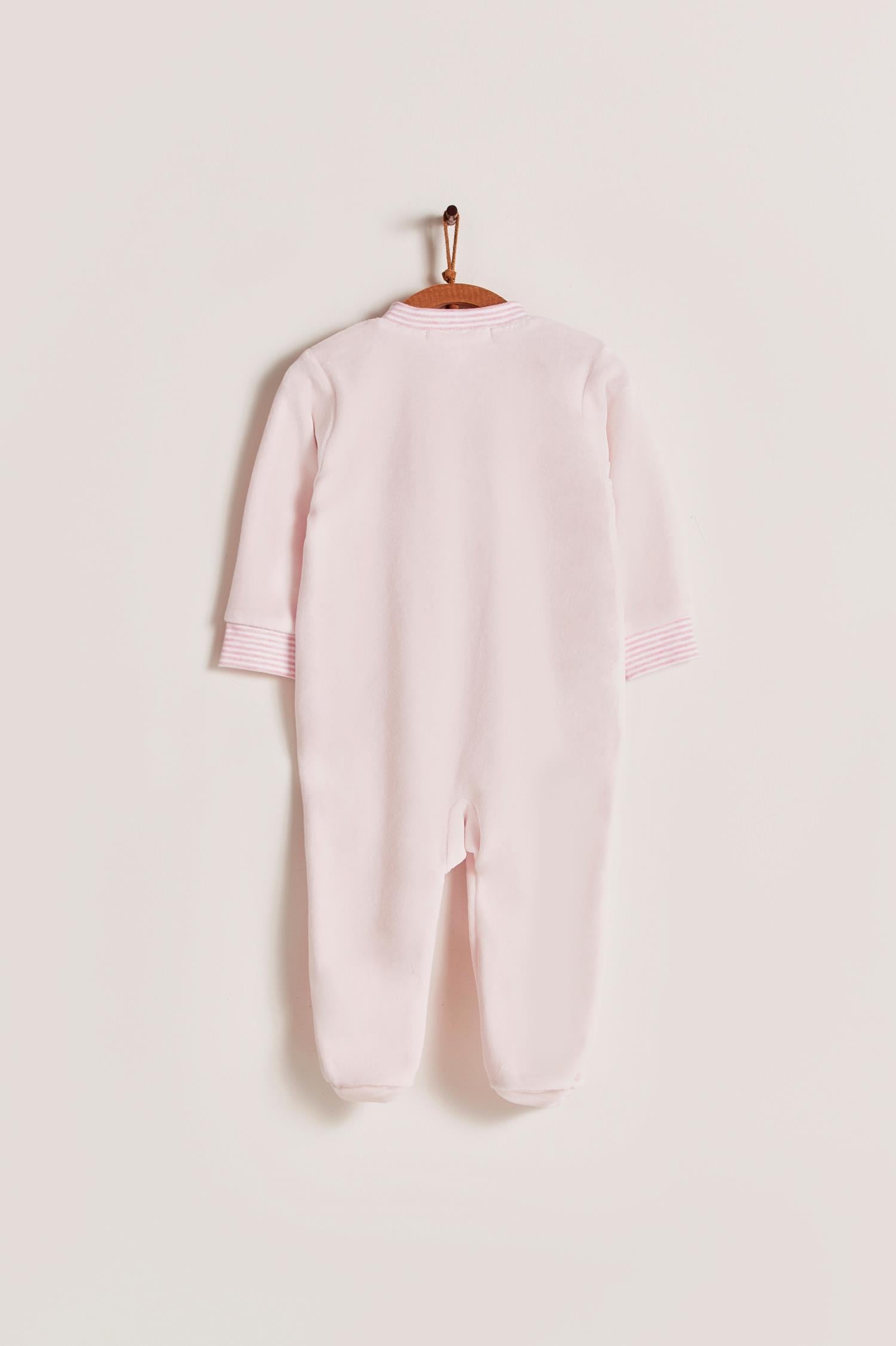 Super warm and soft plush pyjama, ideal to stay warm and comfortable during winter!  With long-sleeves, footed and with front closure.  Features a lovely striped ribbed collar and cuffs, alongside an embroidered patch on the front.  Colour: Pink. Composition: 85% Peruvian Pima cotton, 15% polyester. Made in Peru. Machine washable. Safety warning: Keep away from fire.