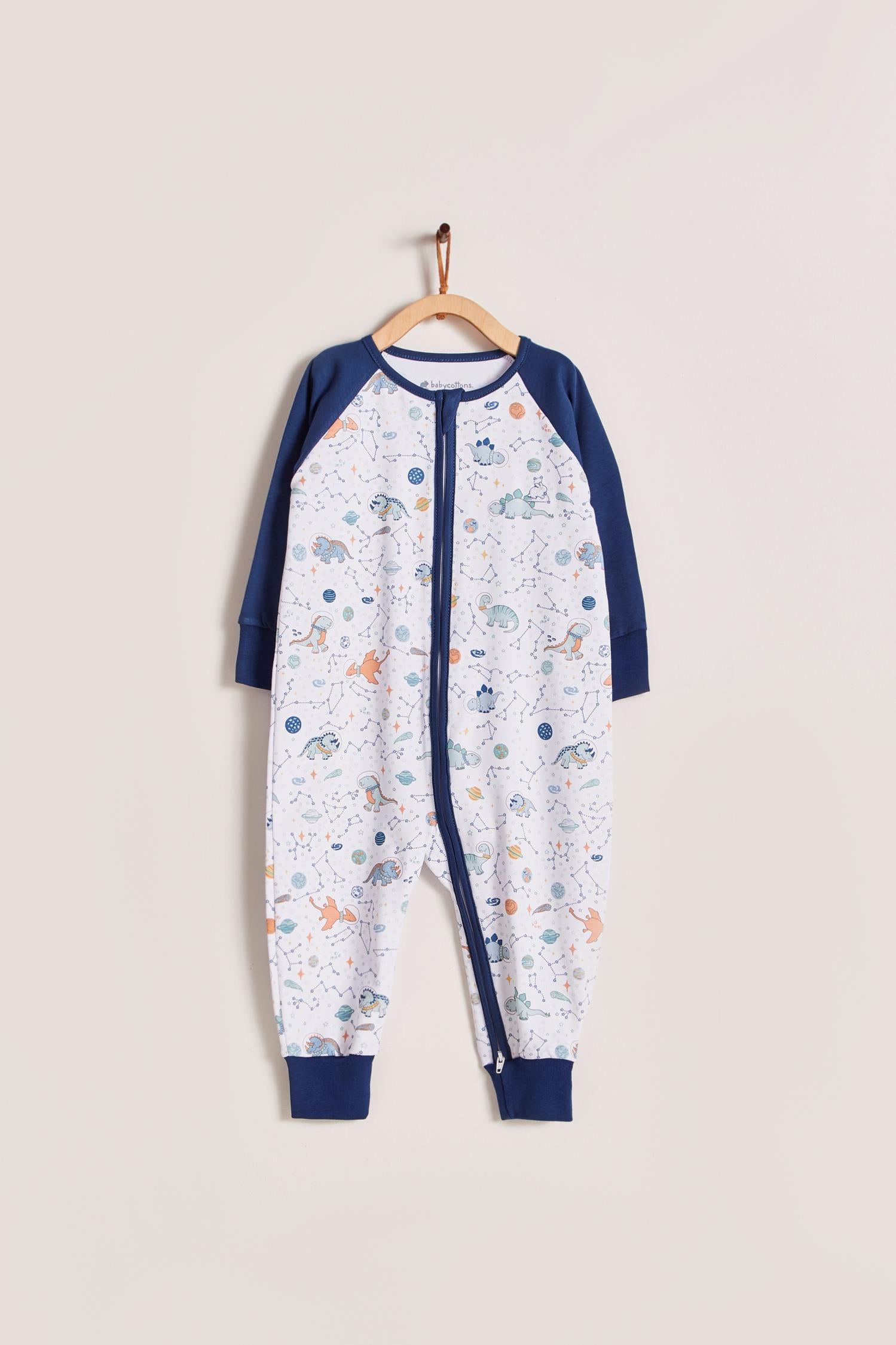 Space Dinos footless pyjama is colourful, cute and fun!  Zipper added for more comfort and practicality.  Starting in 12 months all our footies are snug fit. Colour: White with blue, light-blue and orange details. Composition: 100% Peruvian Pima Cotton.  Made in Peru. Machine washable. Safety warning: Keep away from fire.