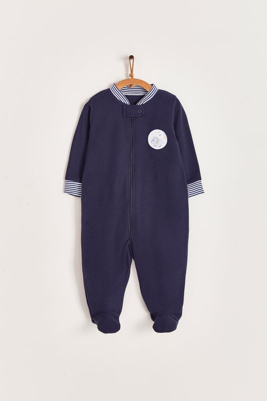 Super warm and soft polar fleece pyjama, ideal to stay warm and comfortable during winter!  With long-sleeves, footed and with front closure.  Features a lovely striped ribbed collar and cuffs, alongside an embroidered patch on the front.  Colour: Blue Composition: 100% Peruvian Pima Cotton.  Made in Peru. Machine washable. Safety warning: Keep away from fire.