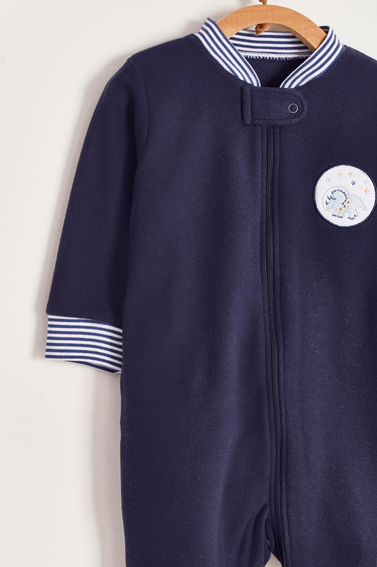 Super warm and soft polar fleece pyjama, ideal to stay warm and comfortable during winter!  With long-sleeves, footed and with front closure.  Features a lovely striped ribbed collar and cuffs, alongside an embroidered patch on the front.  Colour: Blue Composition: 100% Peruvian Pima Cotton.  Made in Peru. Machine washable. Safety warning: Keep away from fire.