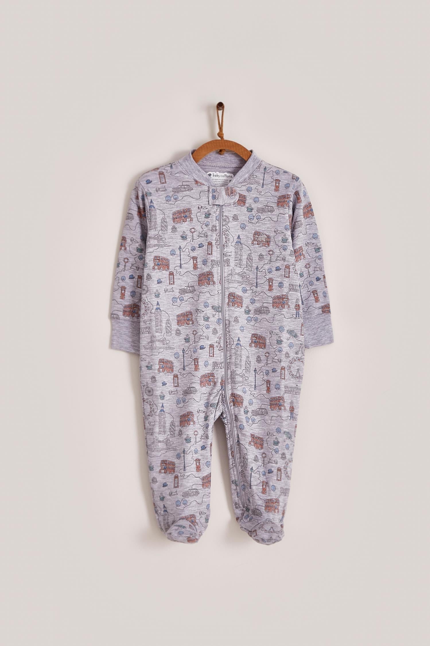 London Sights long-sleeves footie is what a maternity bag must-have! With zipper added for more comfort and practicality.  In the larger sizes it has anti-slips on the feet so that babies do not slip when they start to take their first steps. Colour: Grey with blue and red details. Composition: 95% Peruvian Pima cotton, 5% Polyester.  Made in Peru.  Machine washable. Safety warning: Keep away from fire.